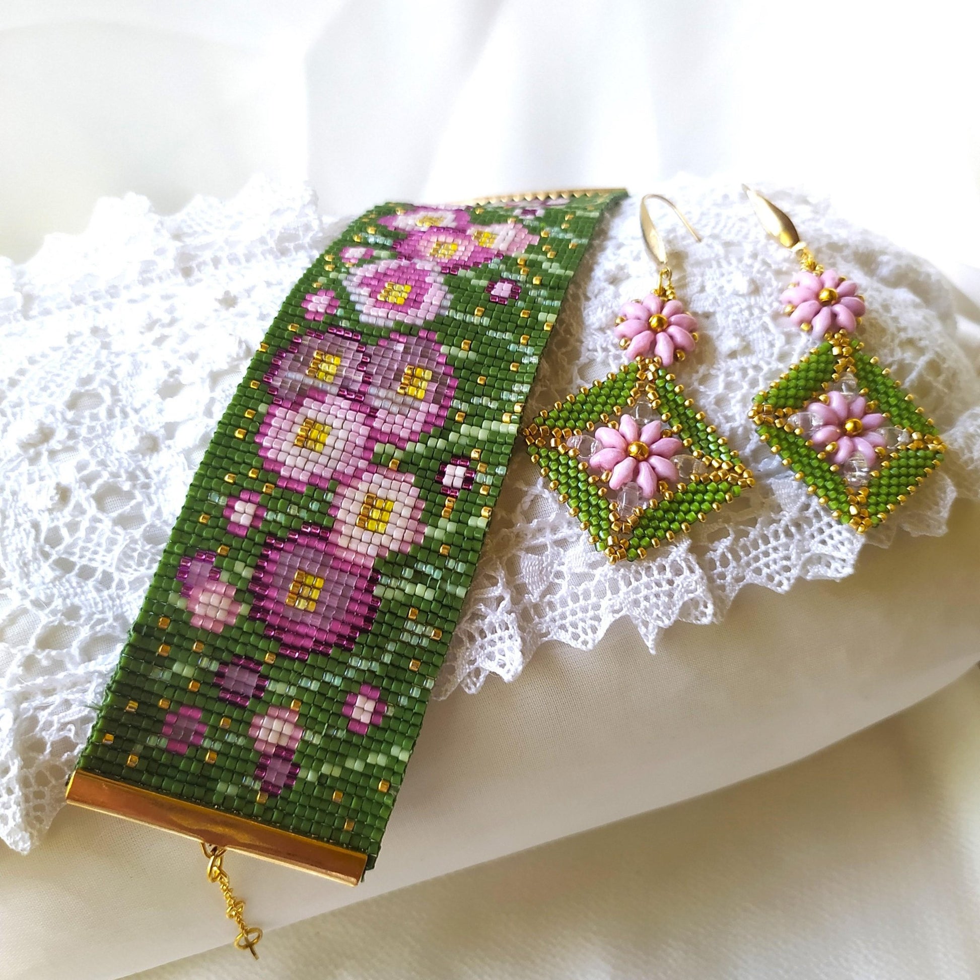 Bracciale PRATO FIORITO - VERDE E ROSA in vendita su Petali e Passioni Bijoux
