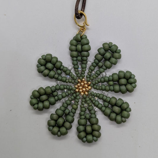 Collana con medaglione MARGHERITA - Verde Oliva in vendita su Petali e Passioni Bijoux