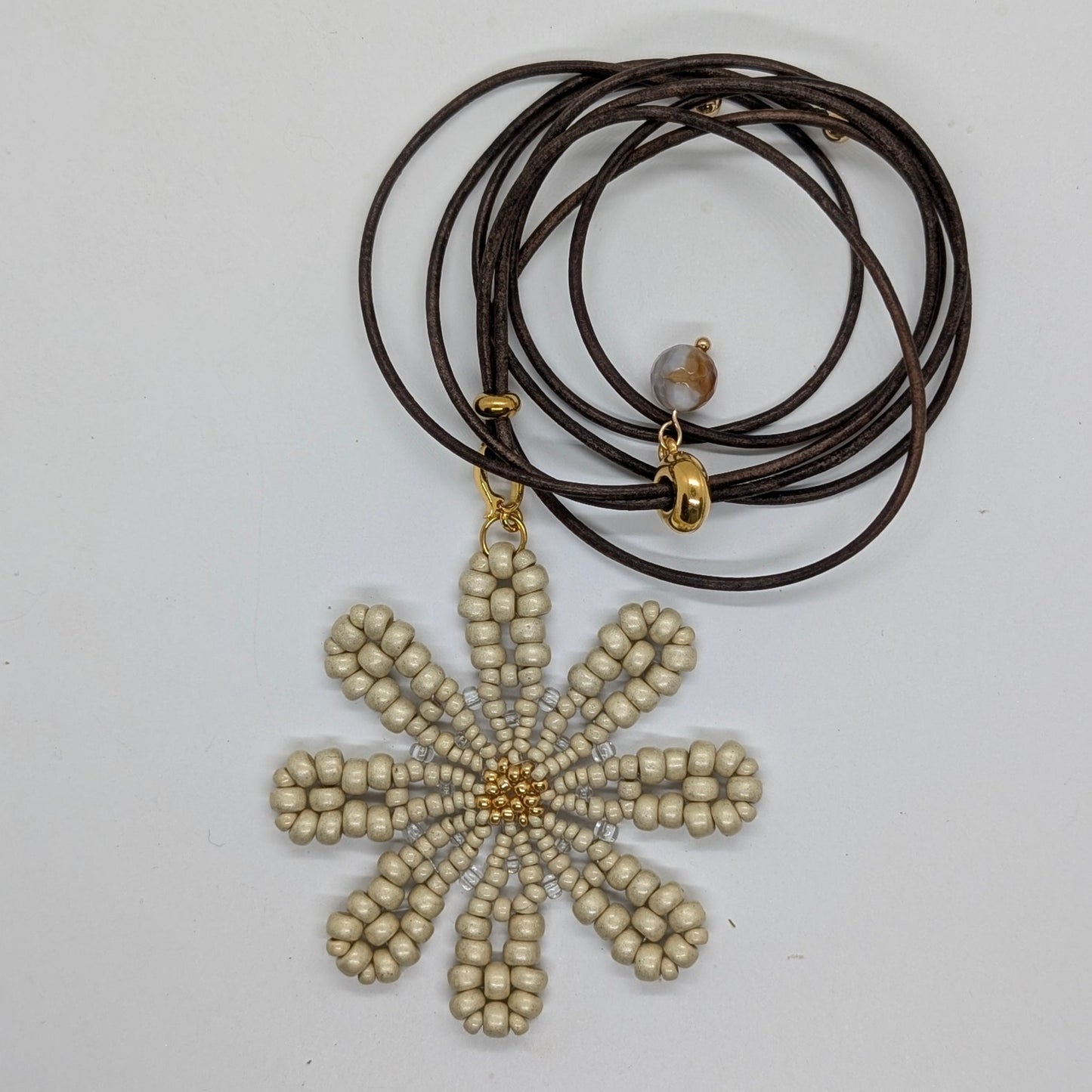 Collana con medaglione MARGHERITA xl - Beige dorato in vendita su Petali e Passioni Bijoux