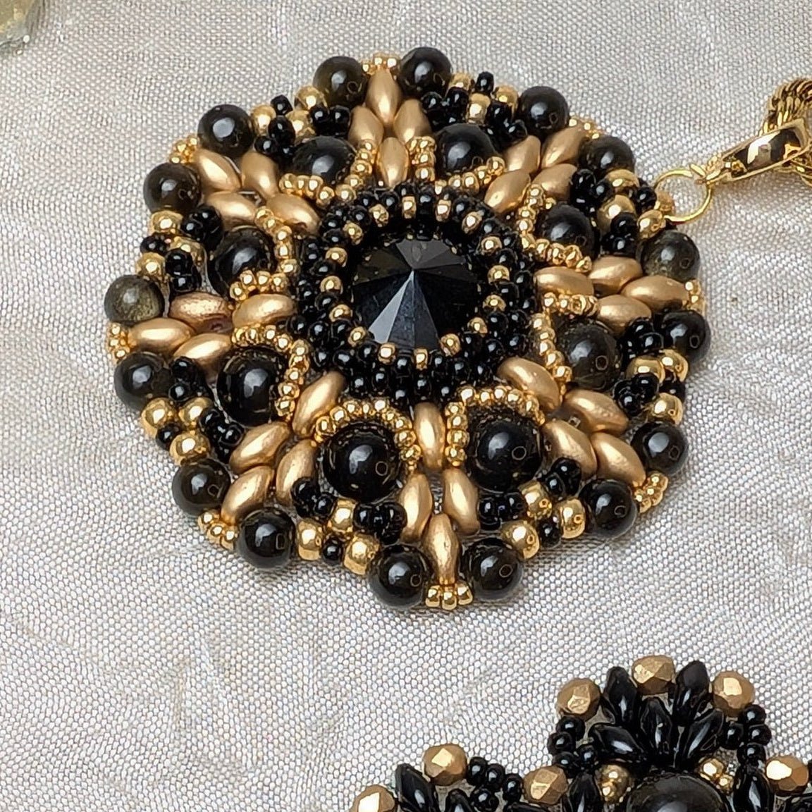 Collana con Medaglione - PASSIFLORA Ossidiana dorata in vendita su Petali e Passioni Bijoux