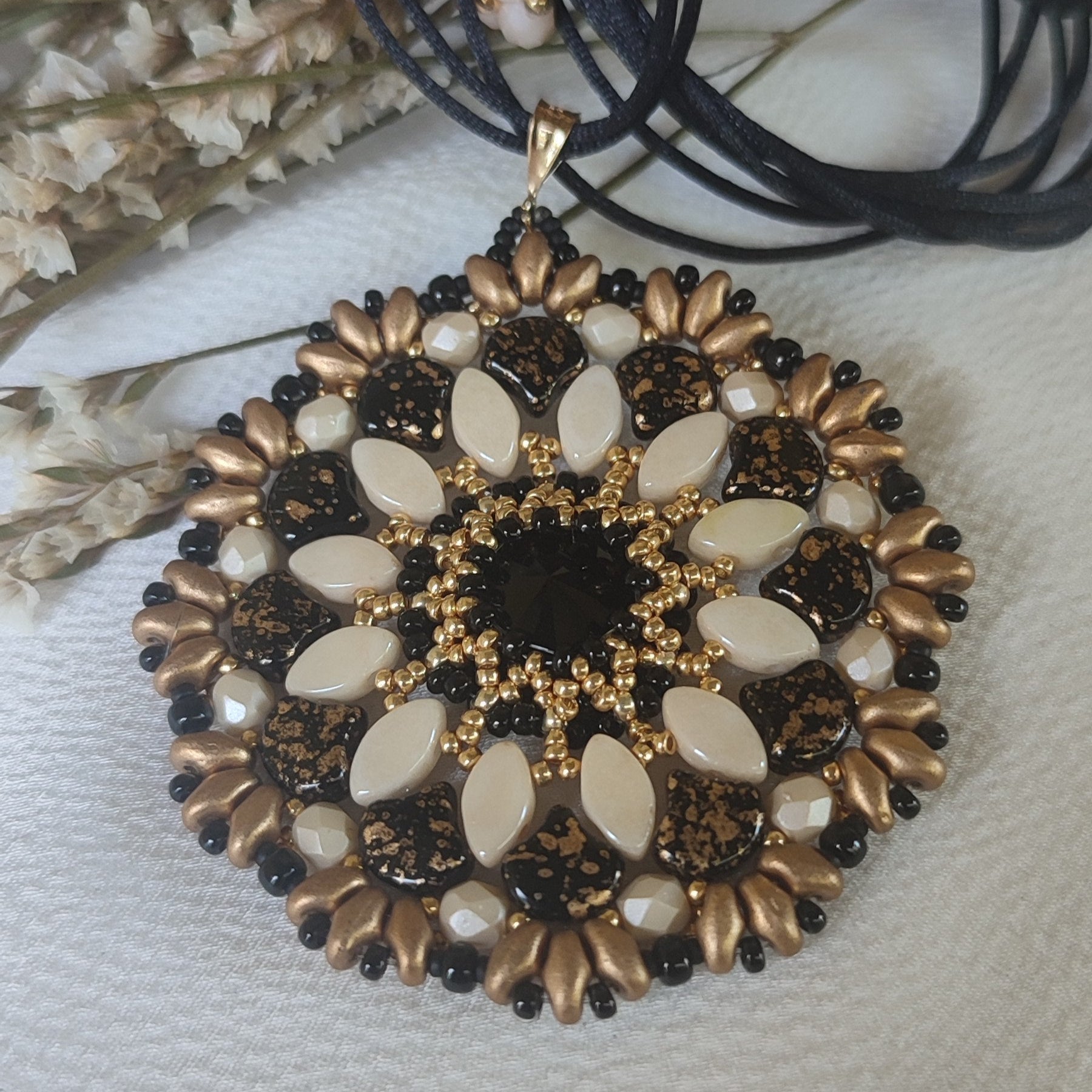 Collana DALIA - Nero, oro in vendita su Petali e Passioni Bijoux