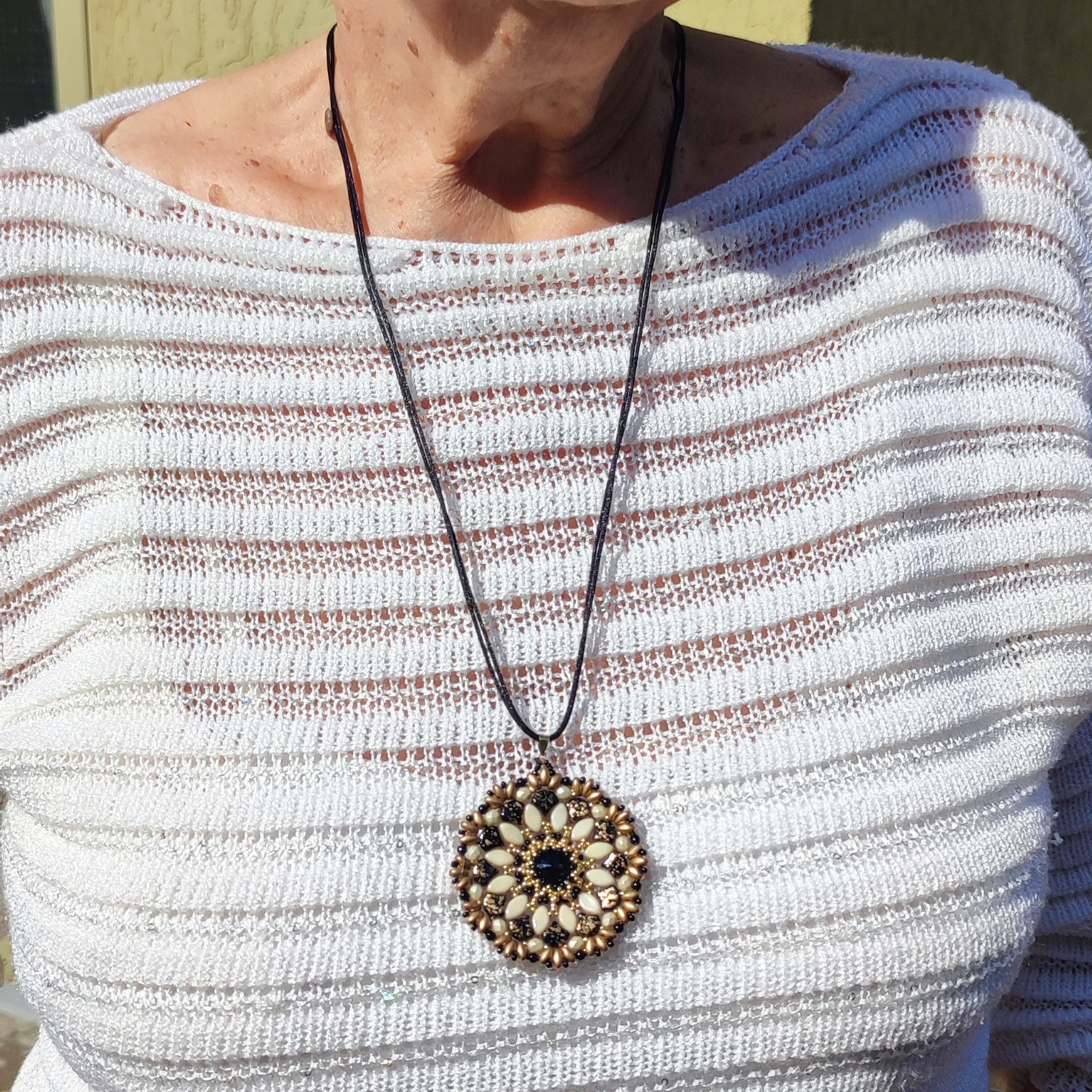 Collana DALIA - Nero, oro in vendita su Petali e Passioni Bijoux