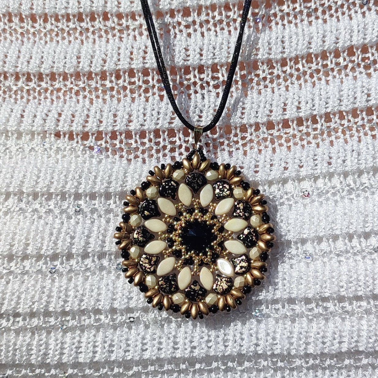 Collana DALIA - Nero, oro in vendita su Petali e Passioni Bijoux