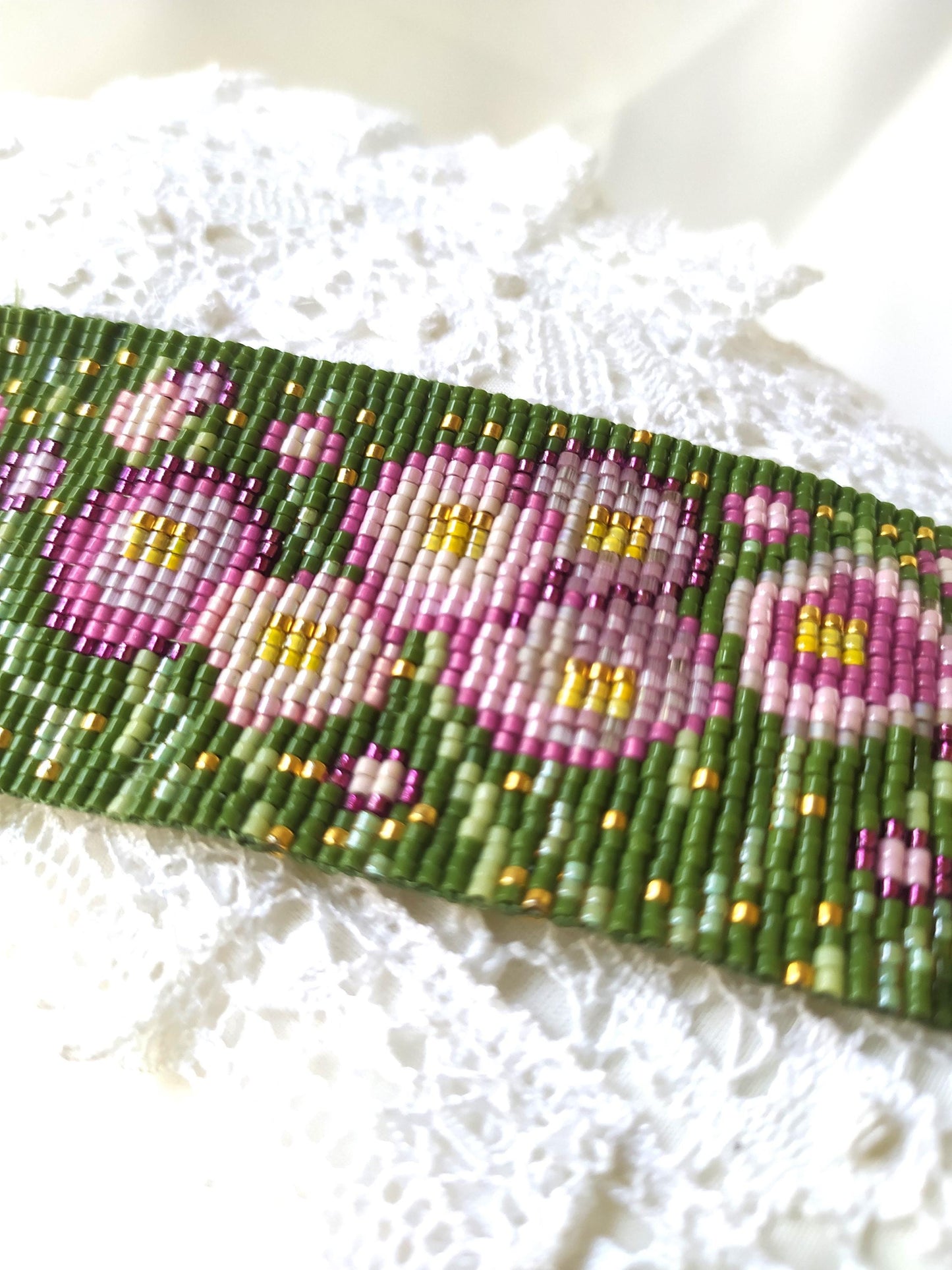 Bracciale a polsino floreale in tessitura di perline
