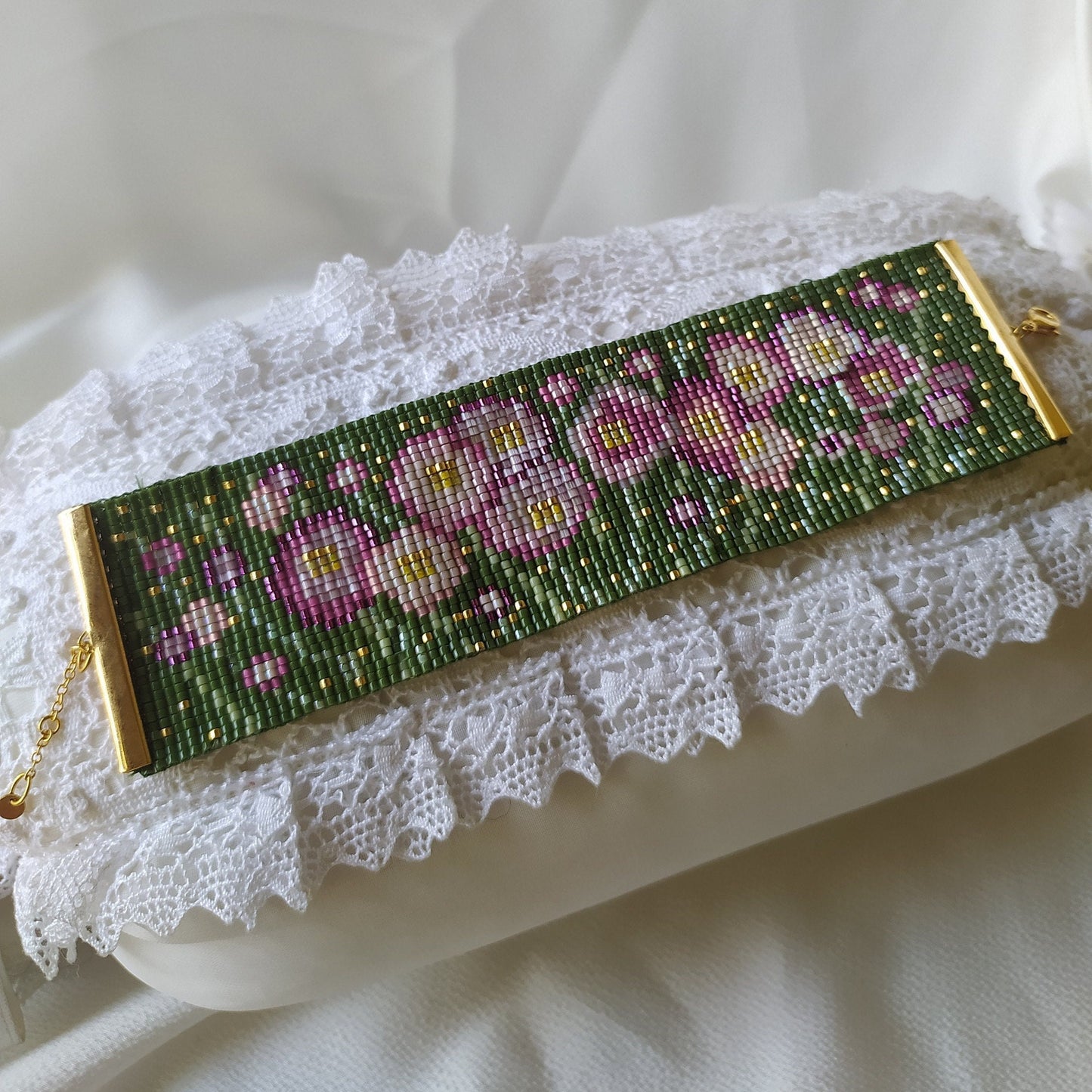 Bracciale a polsino floreale in tessitura di perline