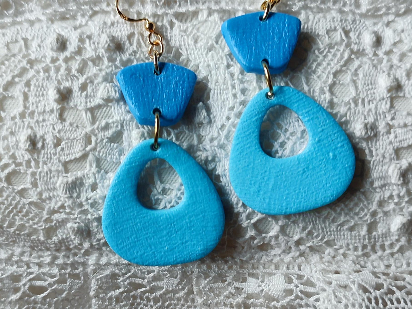 Orecchini pendenti blu e turchese in pasta polimerica – bijoux estivi minimal fatti a mano
