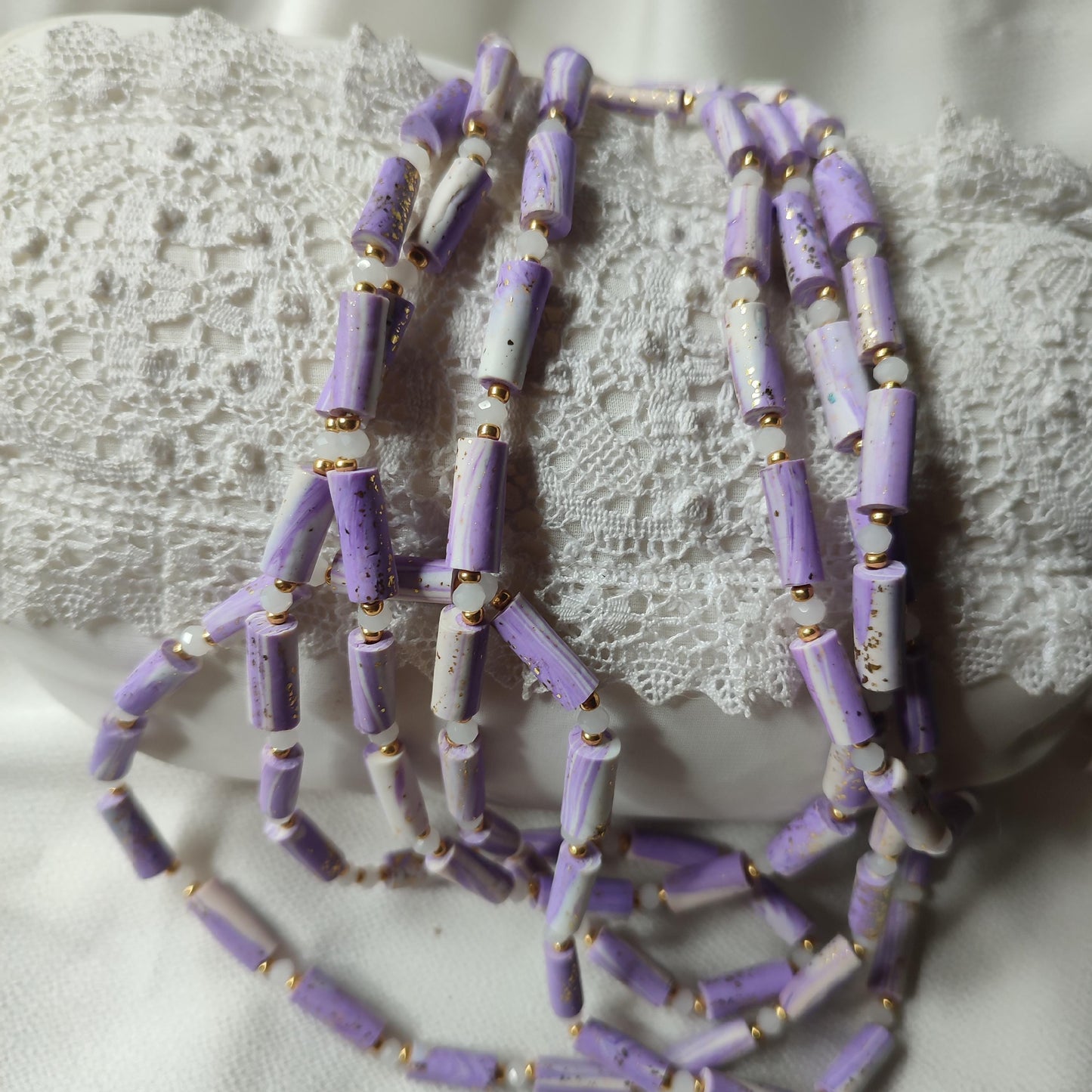 Collana lunga in pasta polimerica con perle a canetta - bianco lilla