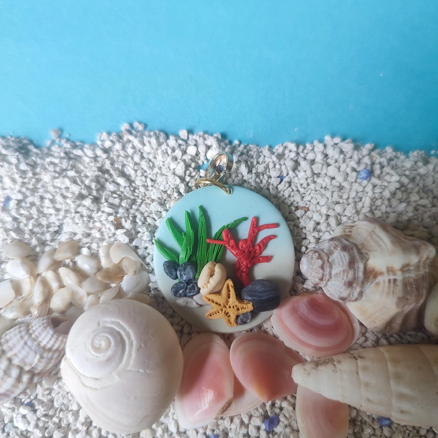 Talismano del mare - ciondolo in argilla polimerica con fondale marino
