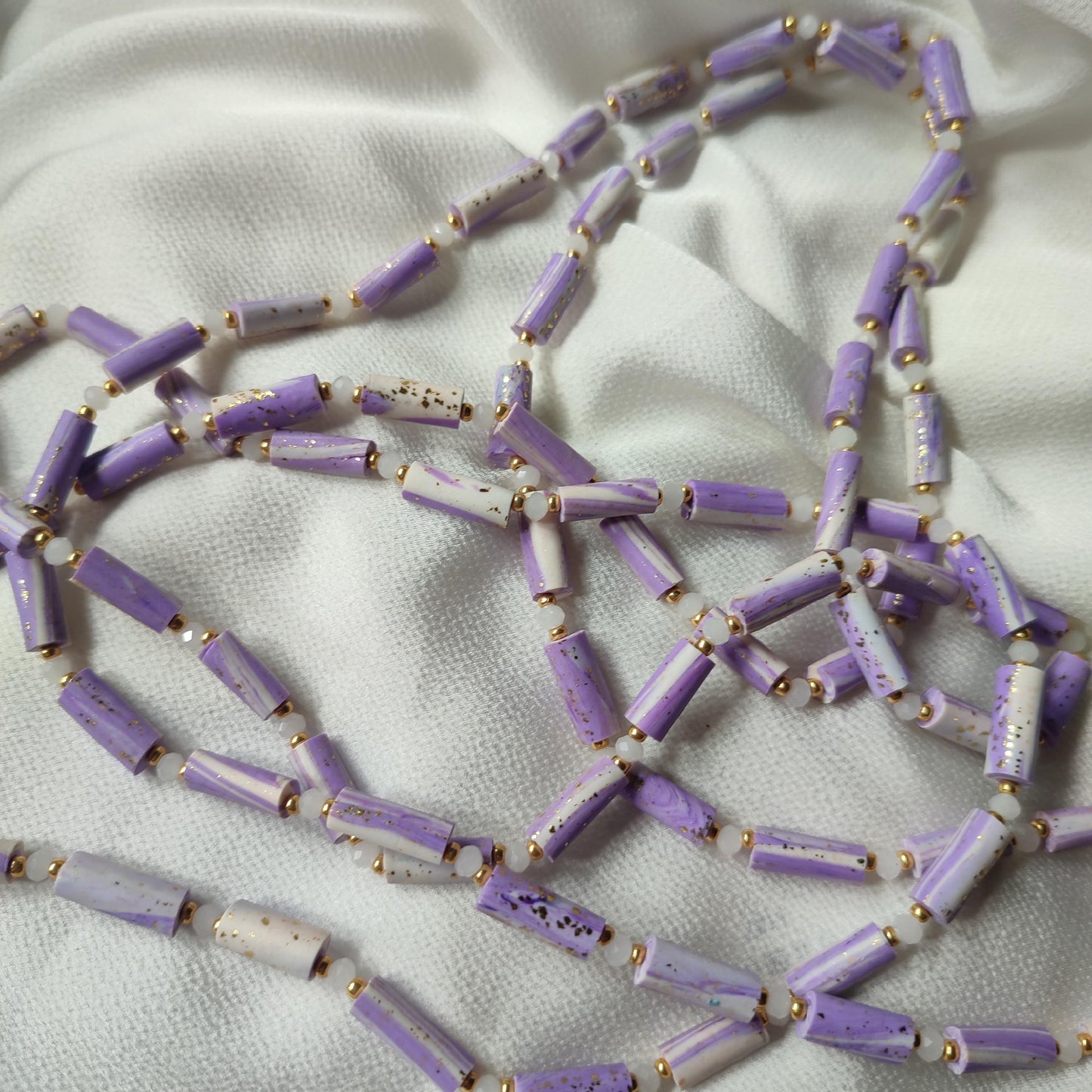 Collana lunga in pasta polimerica con perle a canetta - bianco lilla