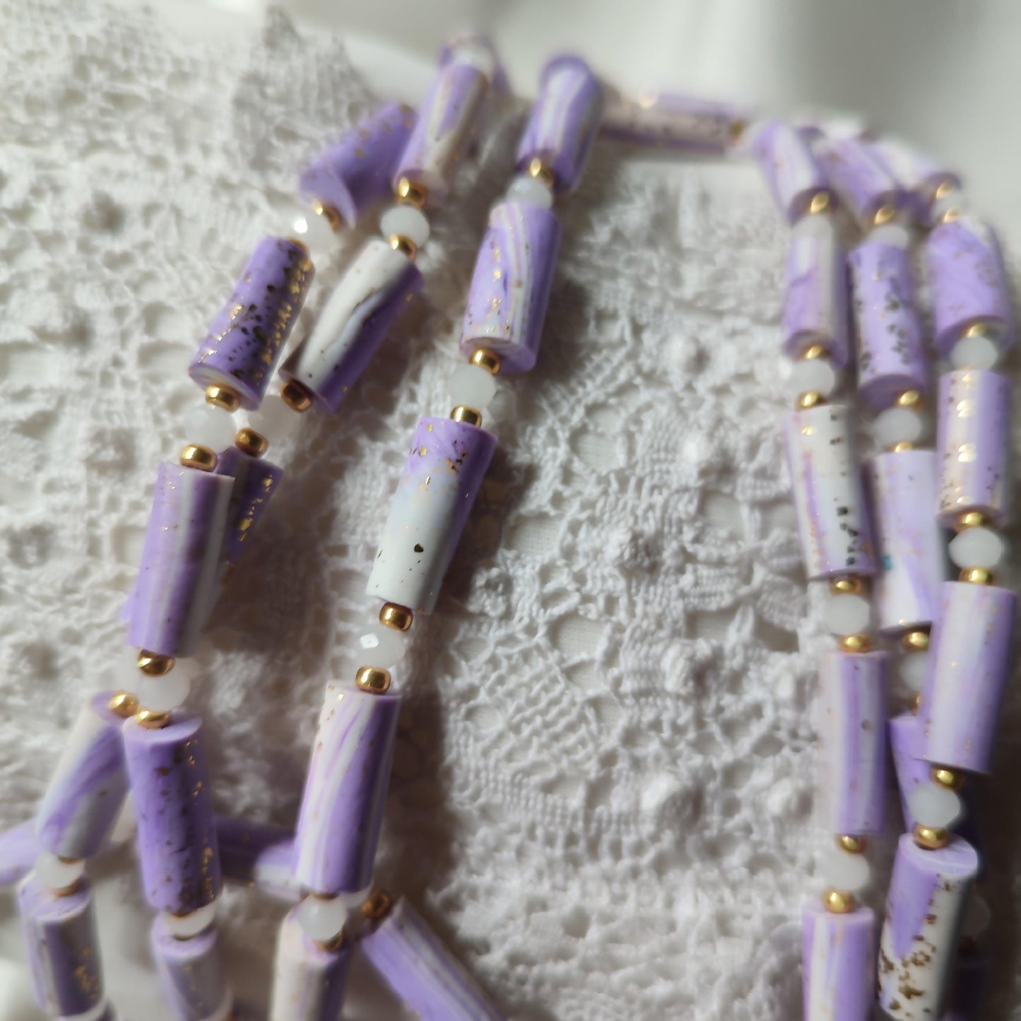 Collana lunga in pasta polimerica con perle a canetta - bianco lilla
