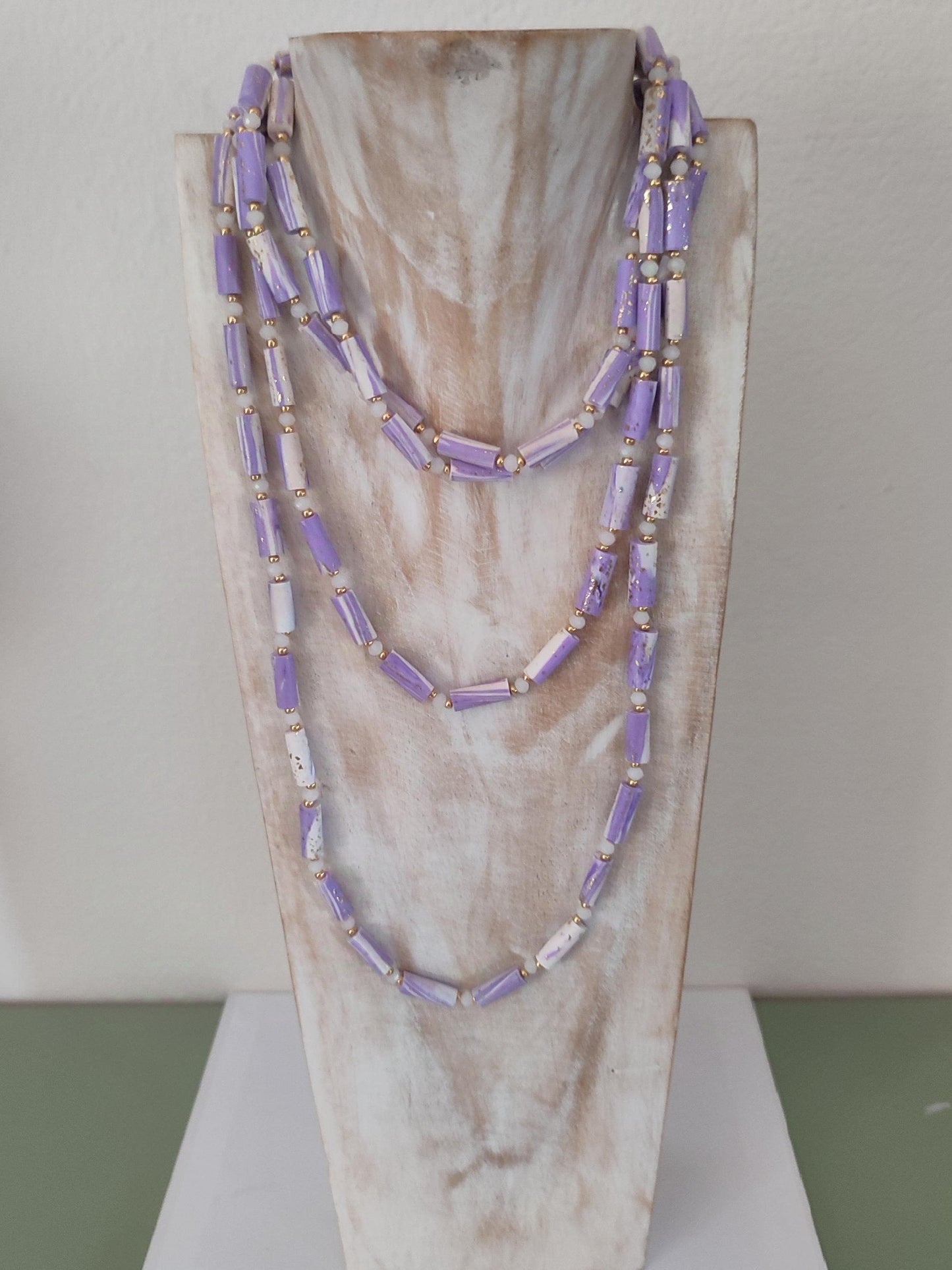 Collana lunga in pasta polimerica con perle a canetta - bianco lilla