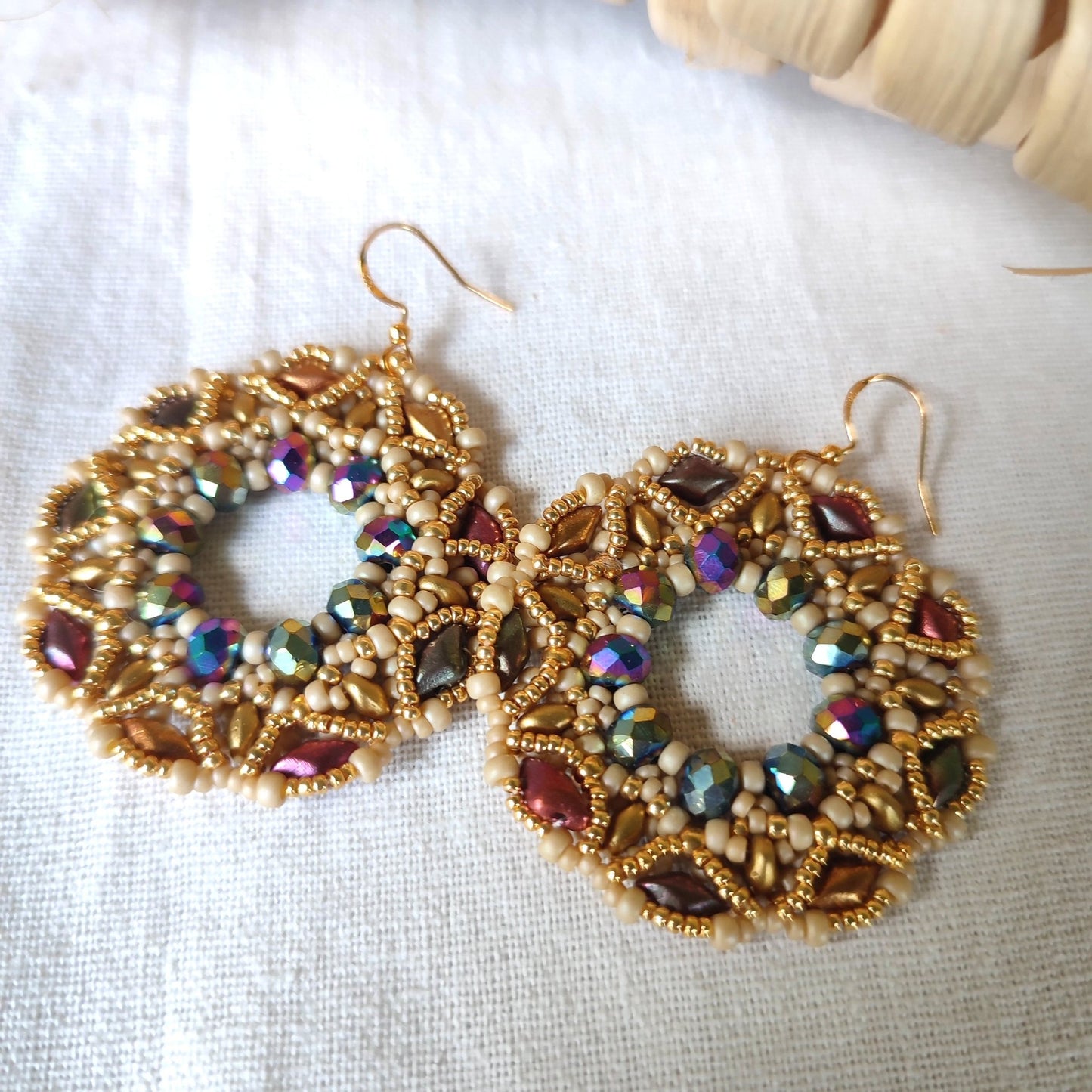 Orecchini COROLLA - beige iris in vendita su Petali e Passioni Bijoux