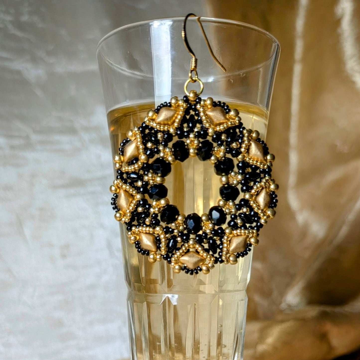 Orecchini COROLLA - Nero, oro in vendita su Petali e Passioni Bijoux