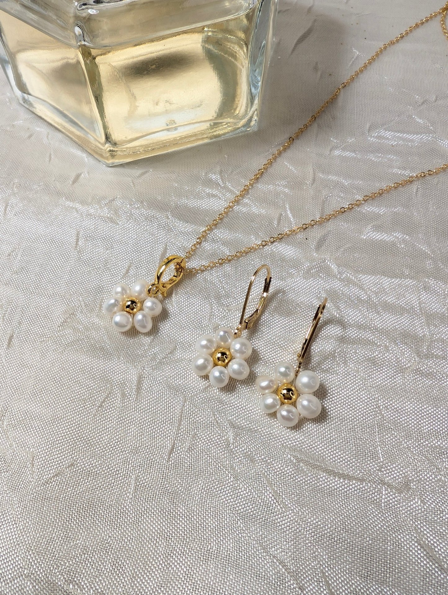 Orecchini FIOR di PERLA - Perle coltivate AAA, oro in vendita su Petali e Passioni Bijoux