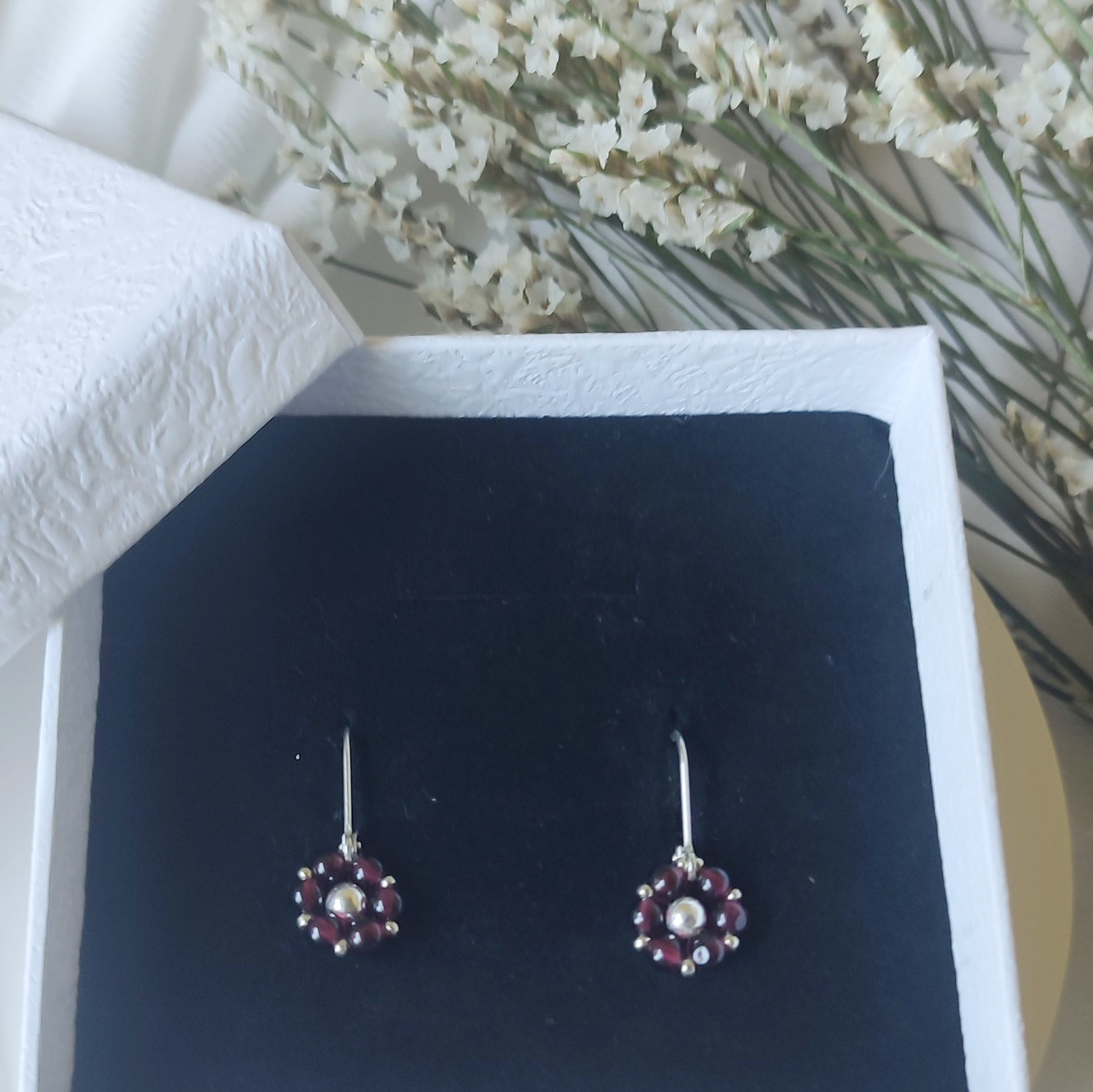 Orecchini FIORE ZODIACALE - CAPRICORNO Granato in vendita su Petali e Passioni Bijoux