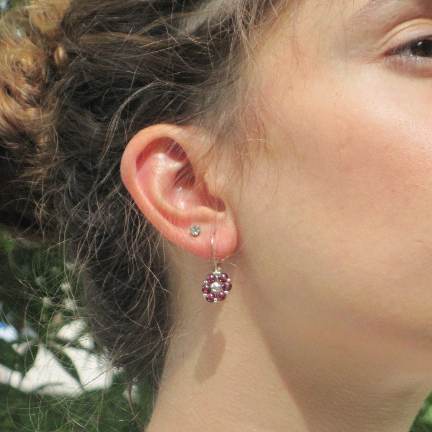 Orecchini FIORE ZODIACALE - CAPRICORNO Granato in vendita su Petali e Passioni Bijoux