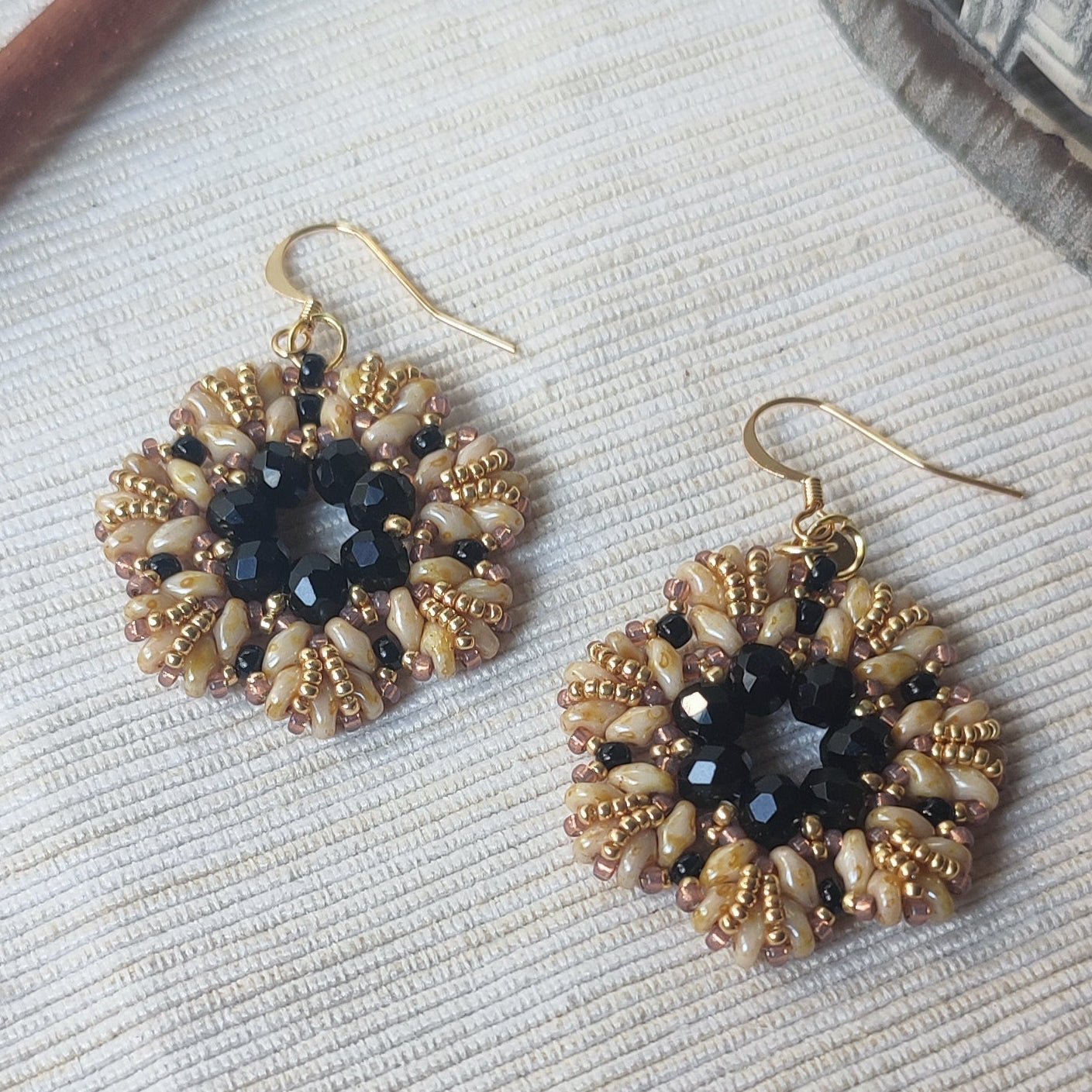 Orecchini Fiorello - NERO, Beige in vendita su Petali e Passioni Bijoux