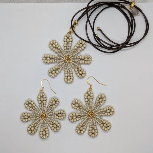 Orecchini MARGHERITA - Beige dorato in vendita su Petali e Passioni Bijoux
