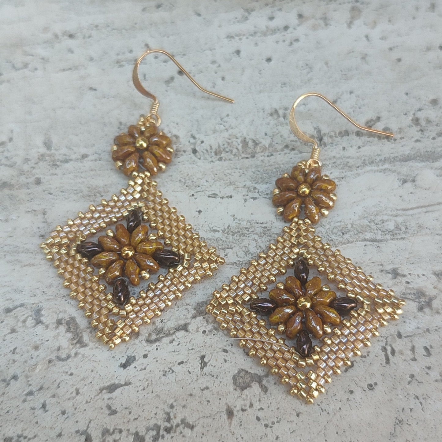 Orecchini NEFERTARI - Beige, nocciola in vendita su Petali e Passioni Bijoux