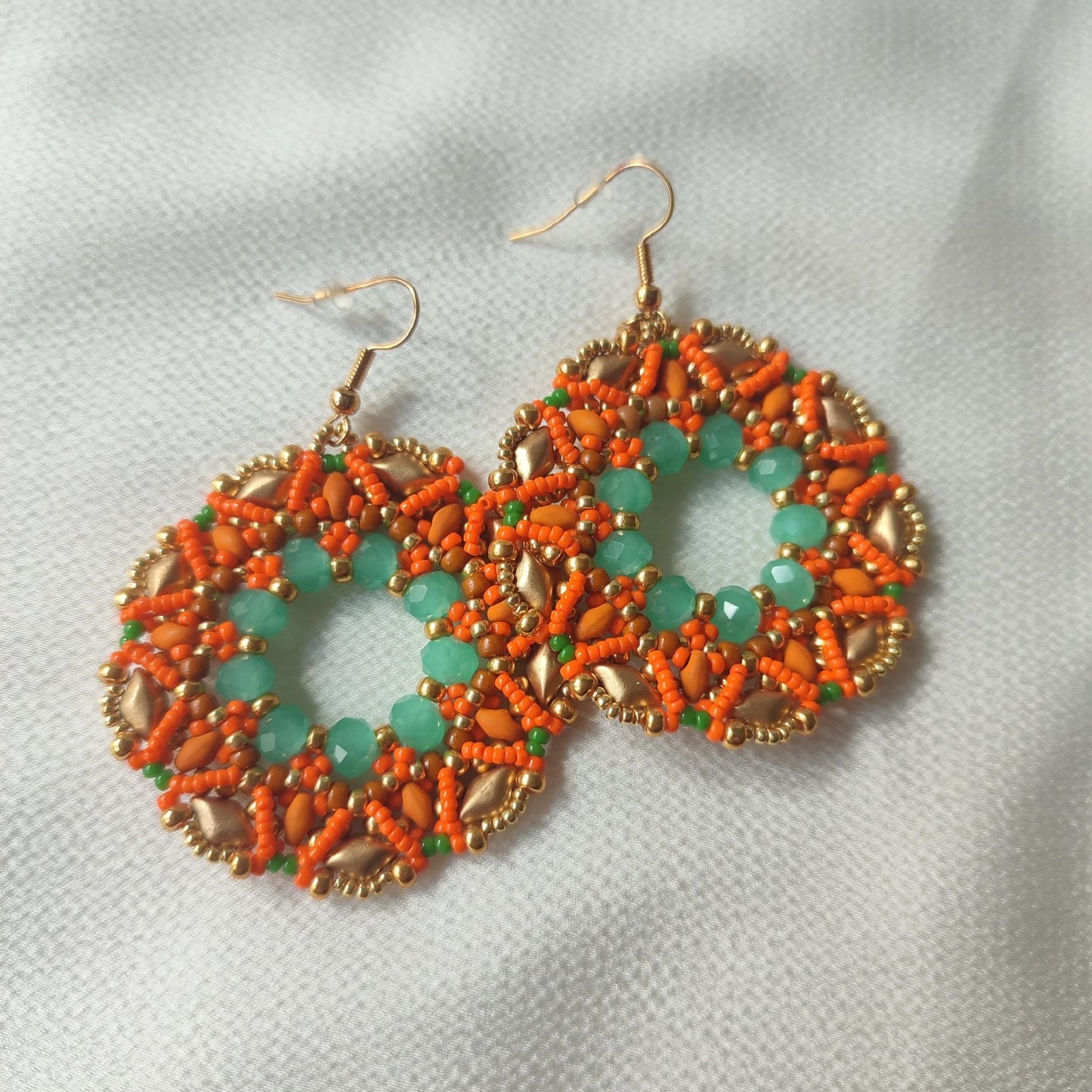 Orecchini rotondi - arancio verde - con perline e cristalli in vendita su Petali e Passioni Bijoux
