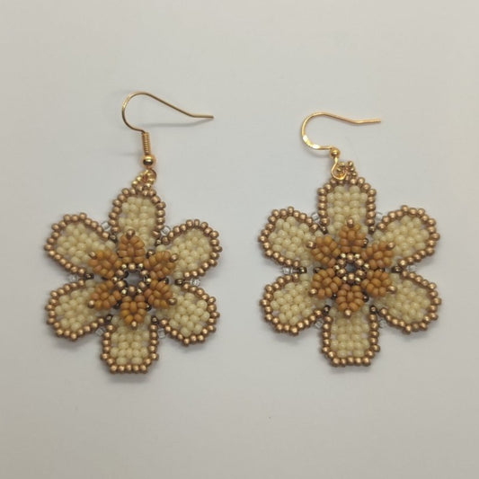 Orecchini TUO - Beige, panna in vendita su Petali e Passioni Bijoux