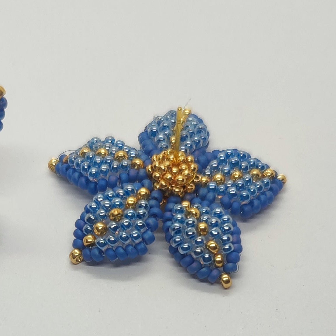 Orecchino CLEMATIS - Azzurro luster in vendita su Petali e Passioni Bijoux
