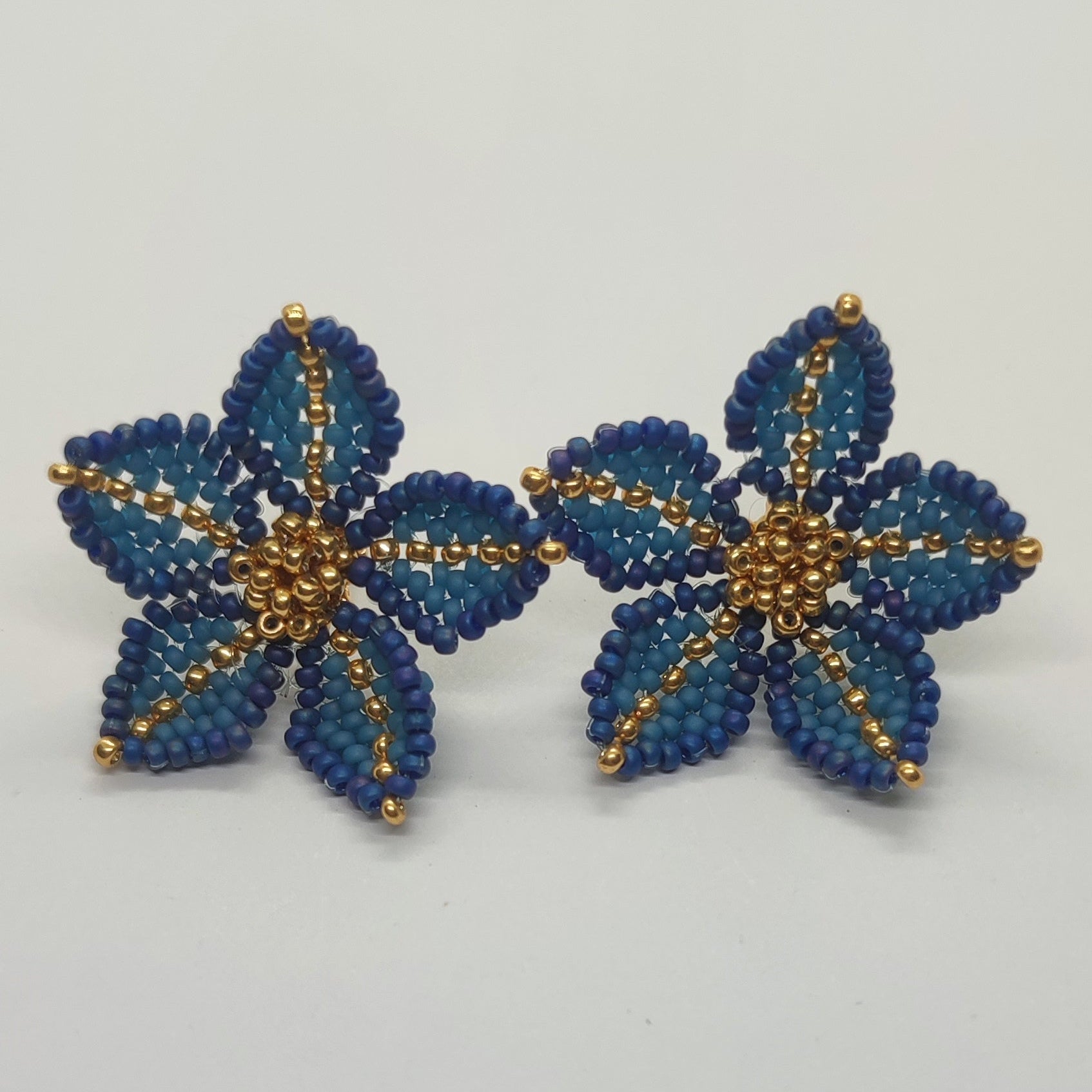 Orecchino CLEMATIS - Azzurro luster in vendita su Petali e Passioni Bijoux
