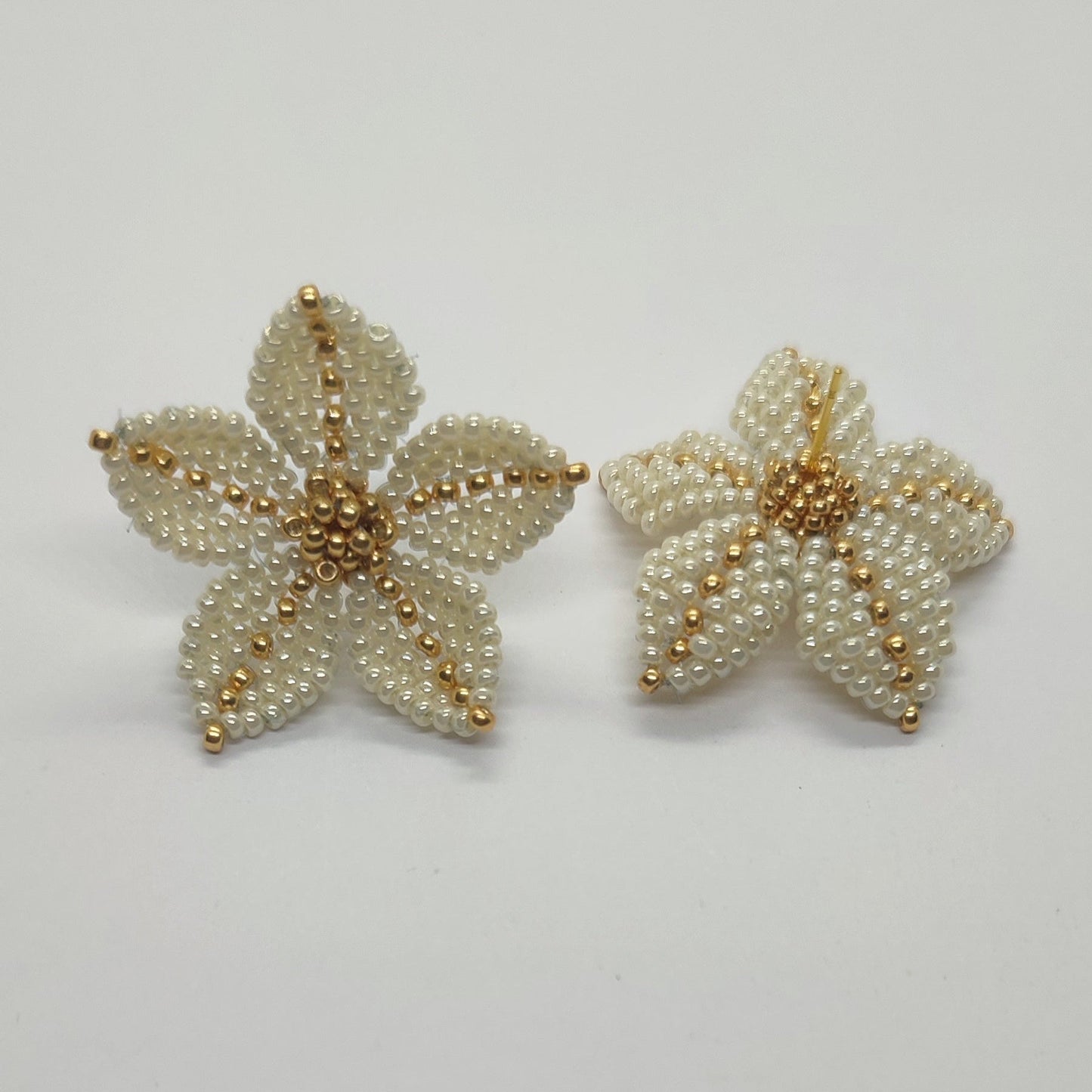Orecchino CLEMATIS - Bianco perla in vendita su Petali e Passioni Bijoux