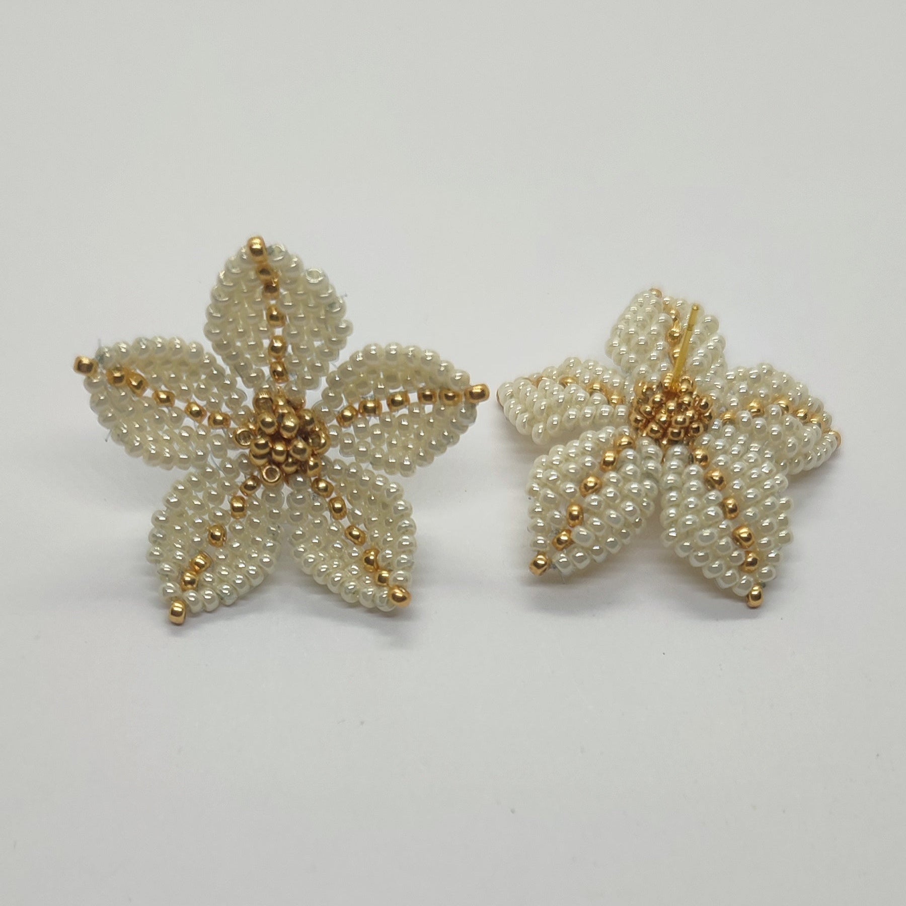 Orecchino CLEMATIS - Bianco perla in vendita su Petali e Passioni Bijoux