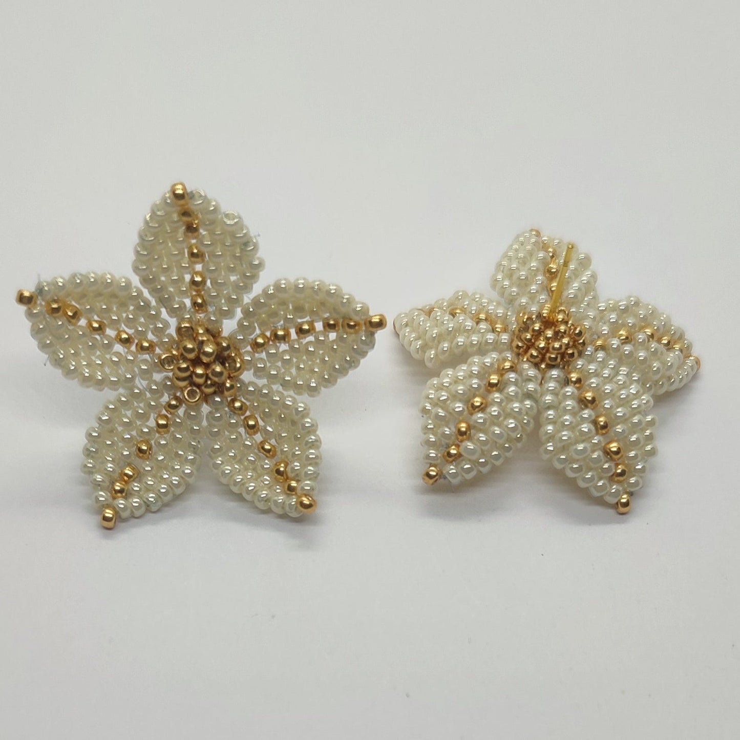 Orecchino CLEMATIS - Bianco perla in vendita su Petali e Passioni Bijoux