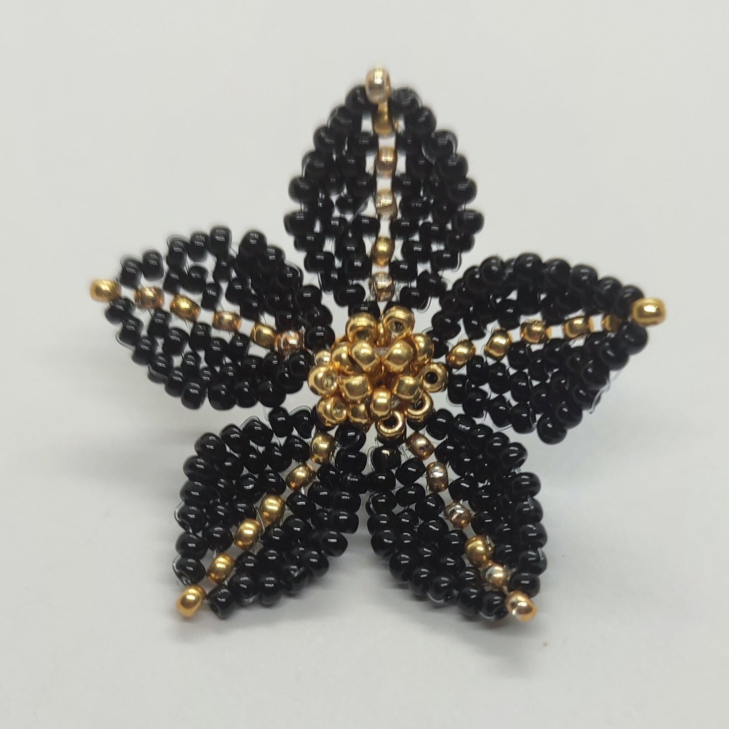 Orecchino CLEMATIS - Nero, oro in vendita su Petali e Passioni Bijoux