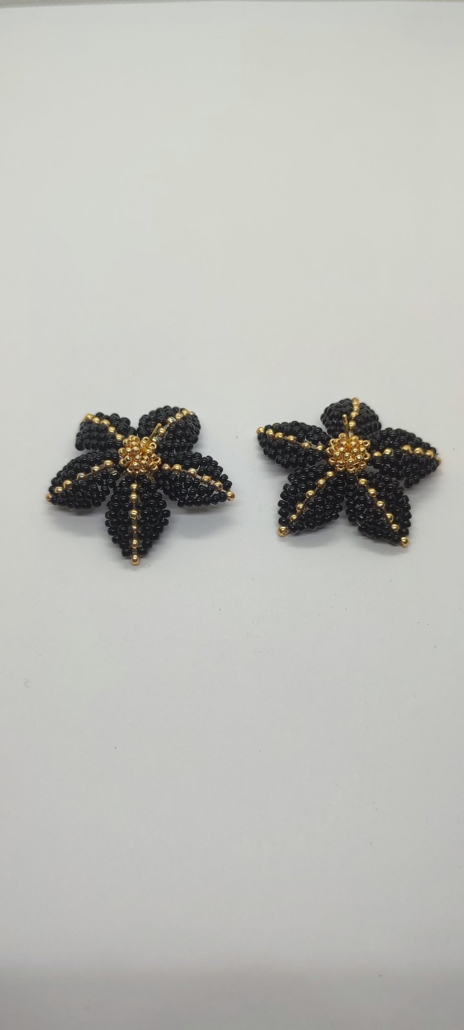 Orecchino CLEMATIS - Nero, oro in vendita su Petali e Passioni Bijoux