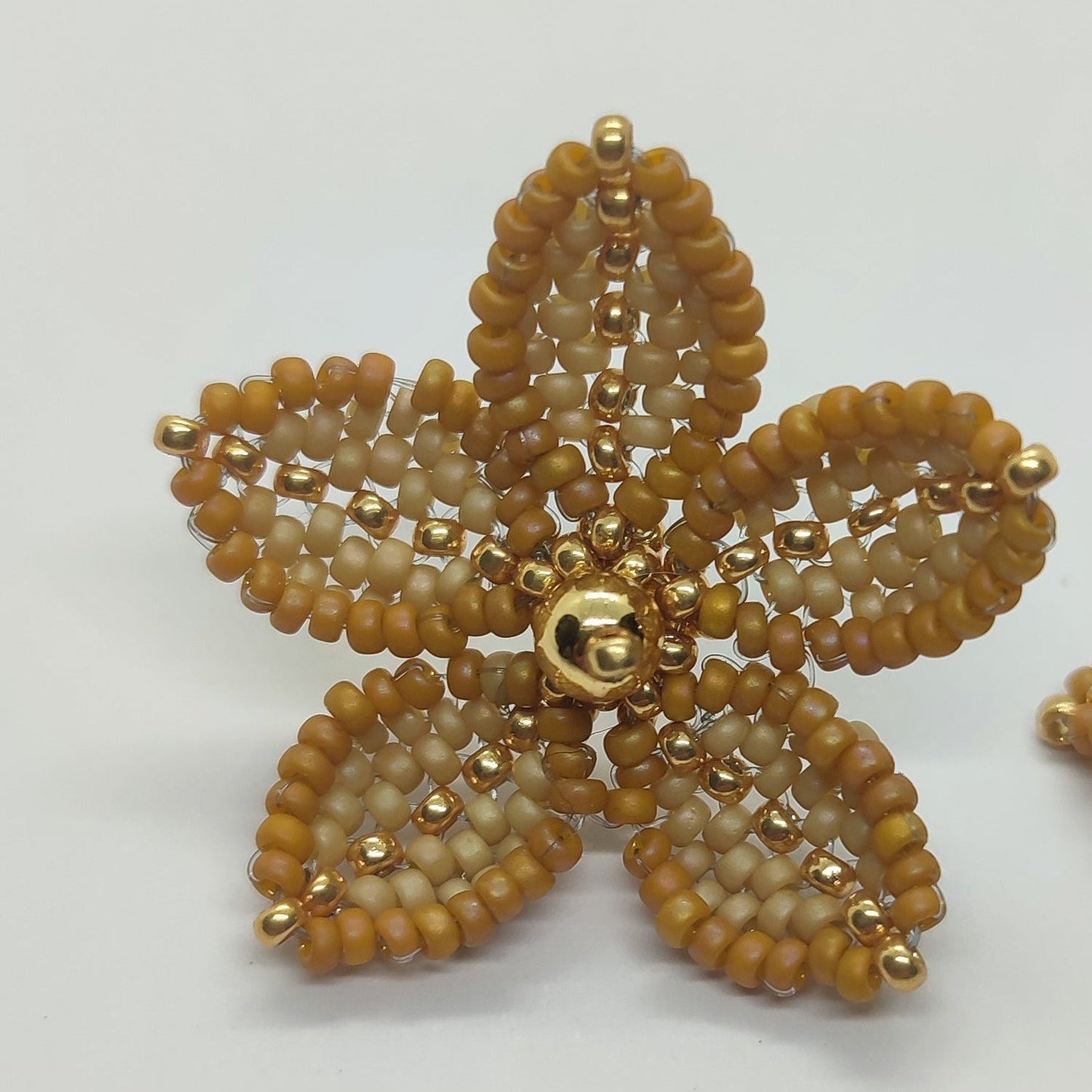 Orecchino CLEMATIS - Nocciola in vendita su Petali e Passioni Bijoux