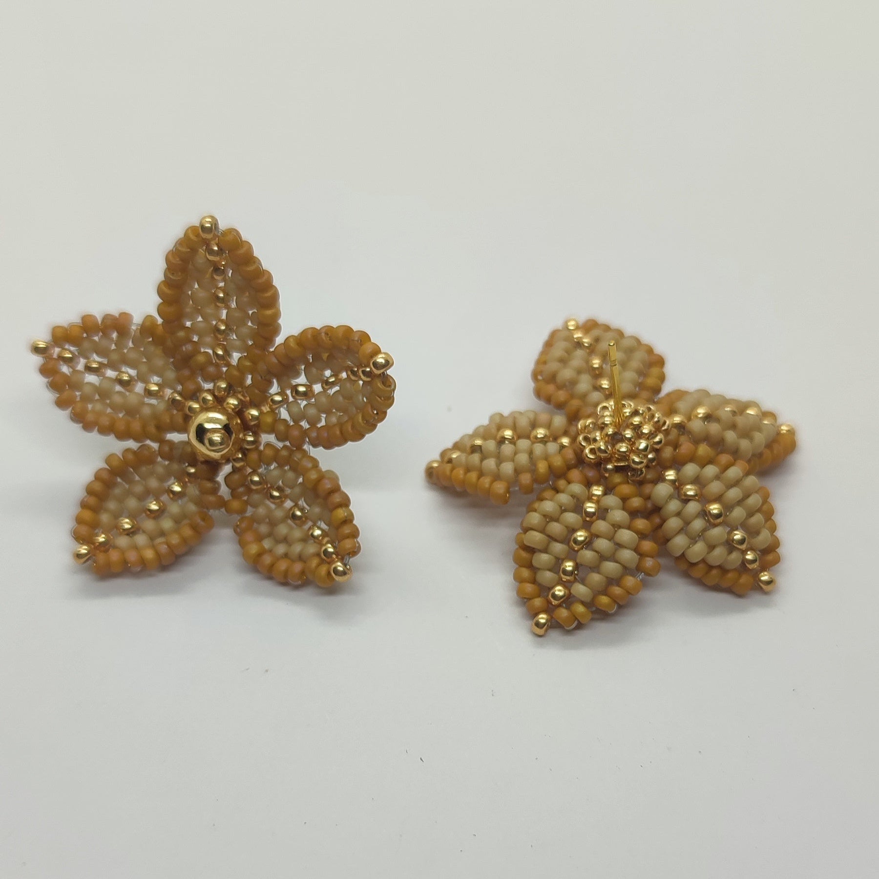 Orecchino CLEMATIS - Nocciola in vendita su Petali e Passioni Bijoux