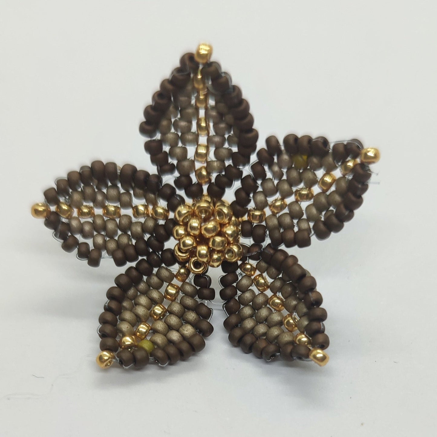 Orecchino CLEMATIS - Tortora in vendita su Petali e Passioni Bijoux