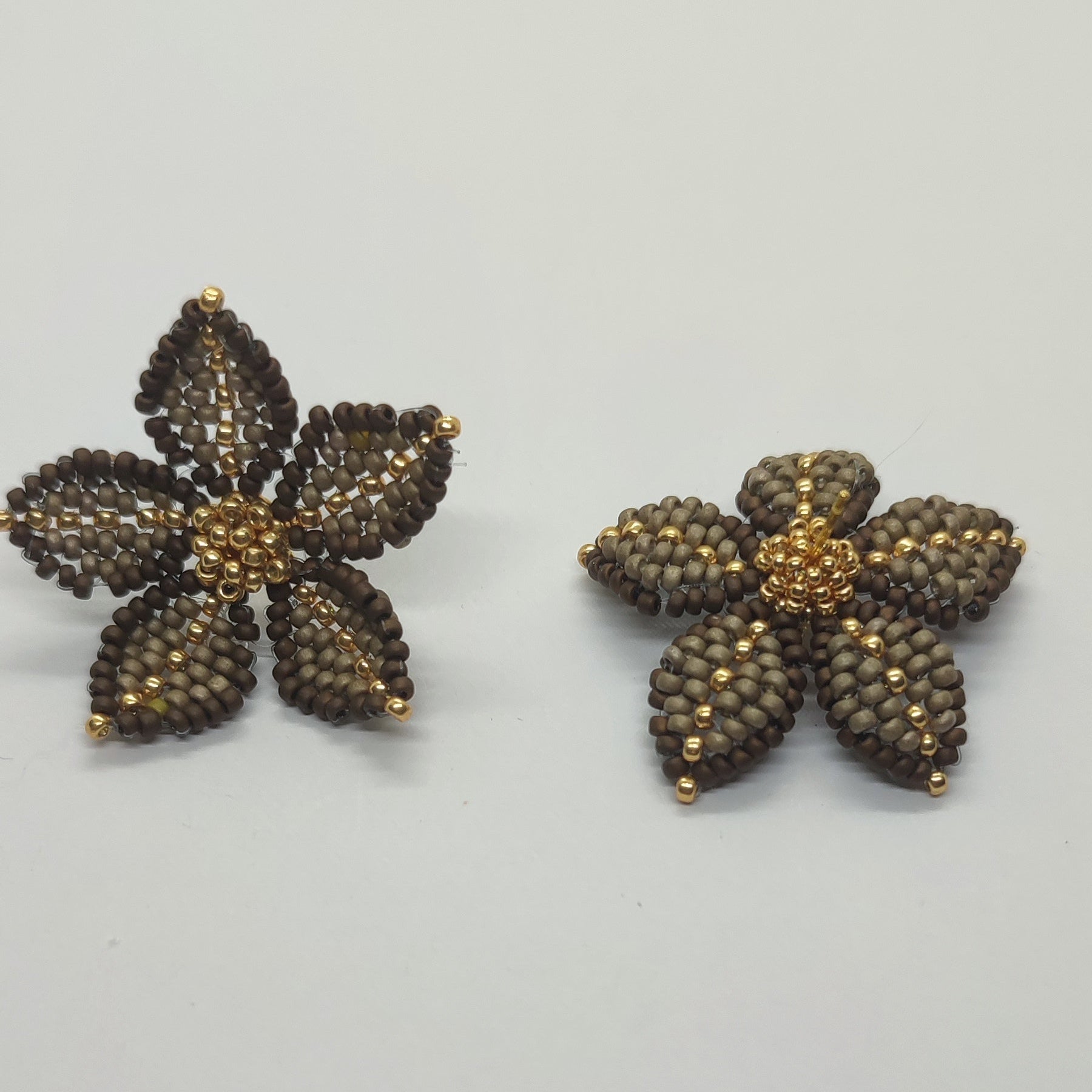 Orecchino CLEMATIS - Tortora in vendita su Petali e Passioni Bijoux