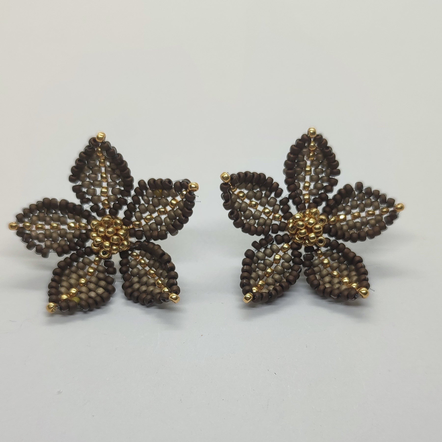Orecchino CLEMATIS - Tortora in vendita su Petali e Passioni Bijoux