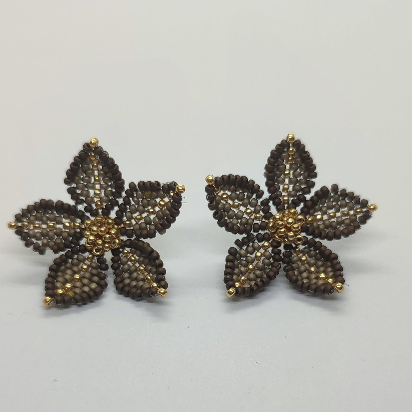 Orecchino CLEMATIS - Tortora in vendita su Petali e Passioni Bijoux