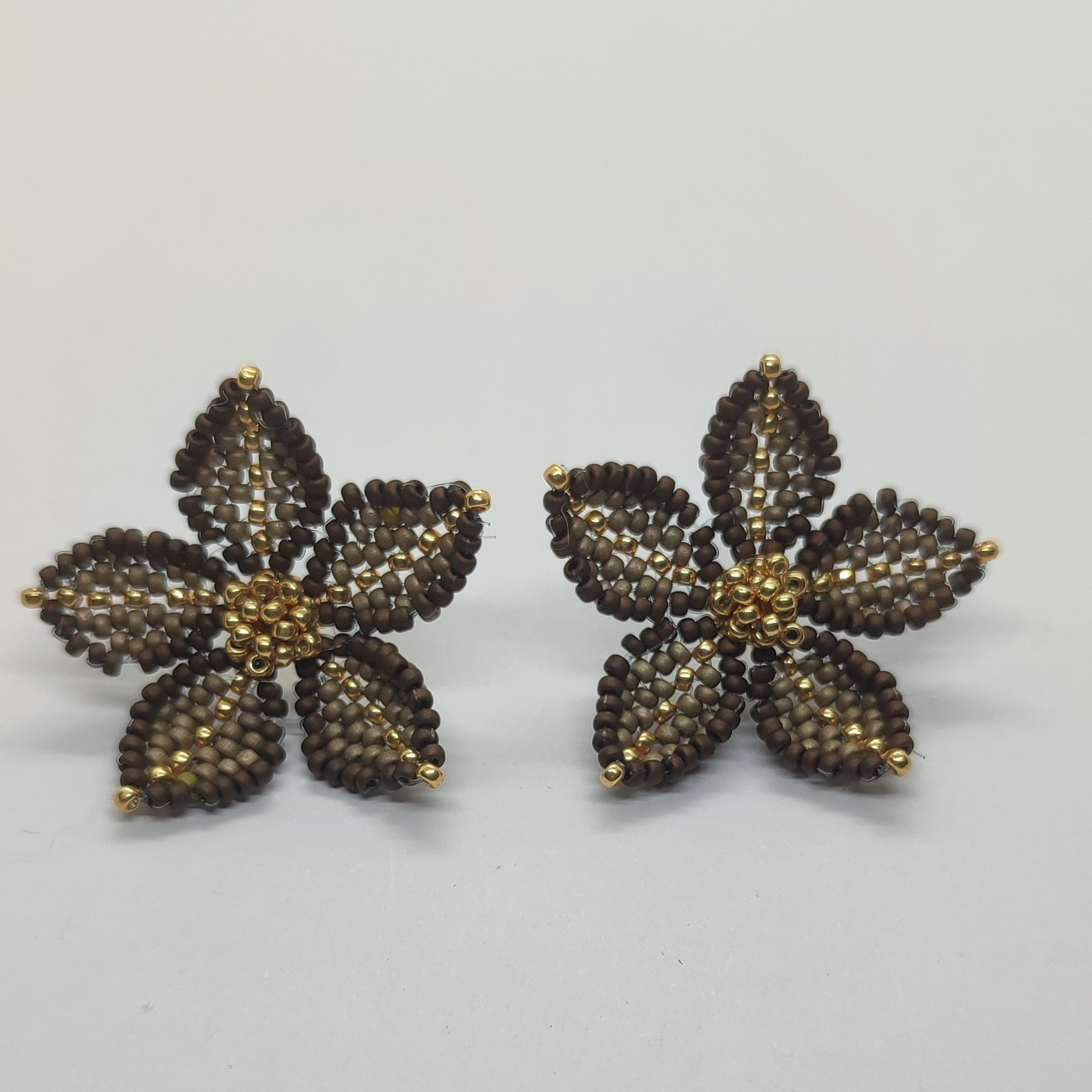 Orecchino CLEMATIS - Tortora in vendita su Petali e Passioni Bijoux