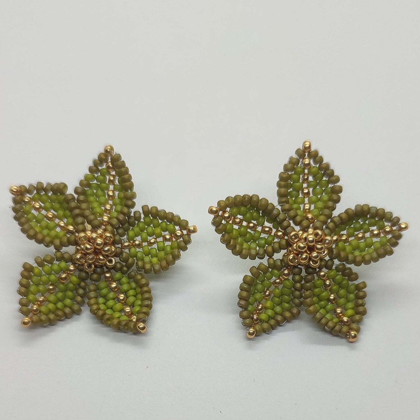 Orecchino CLEMATIS - Verde Oliva in vendita su Petali e Passioni Bijoux