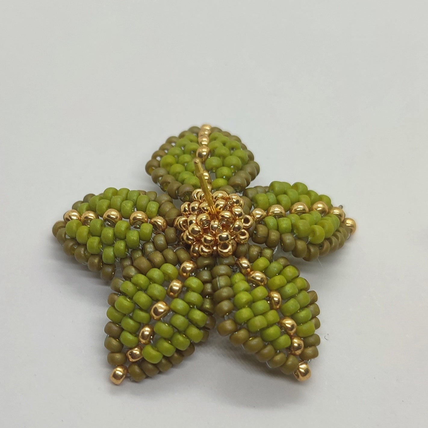 Orecchino CLEMATIS - Verde Oliva in vendita su Petali e Passioni Bijoux