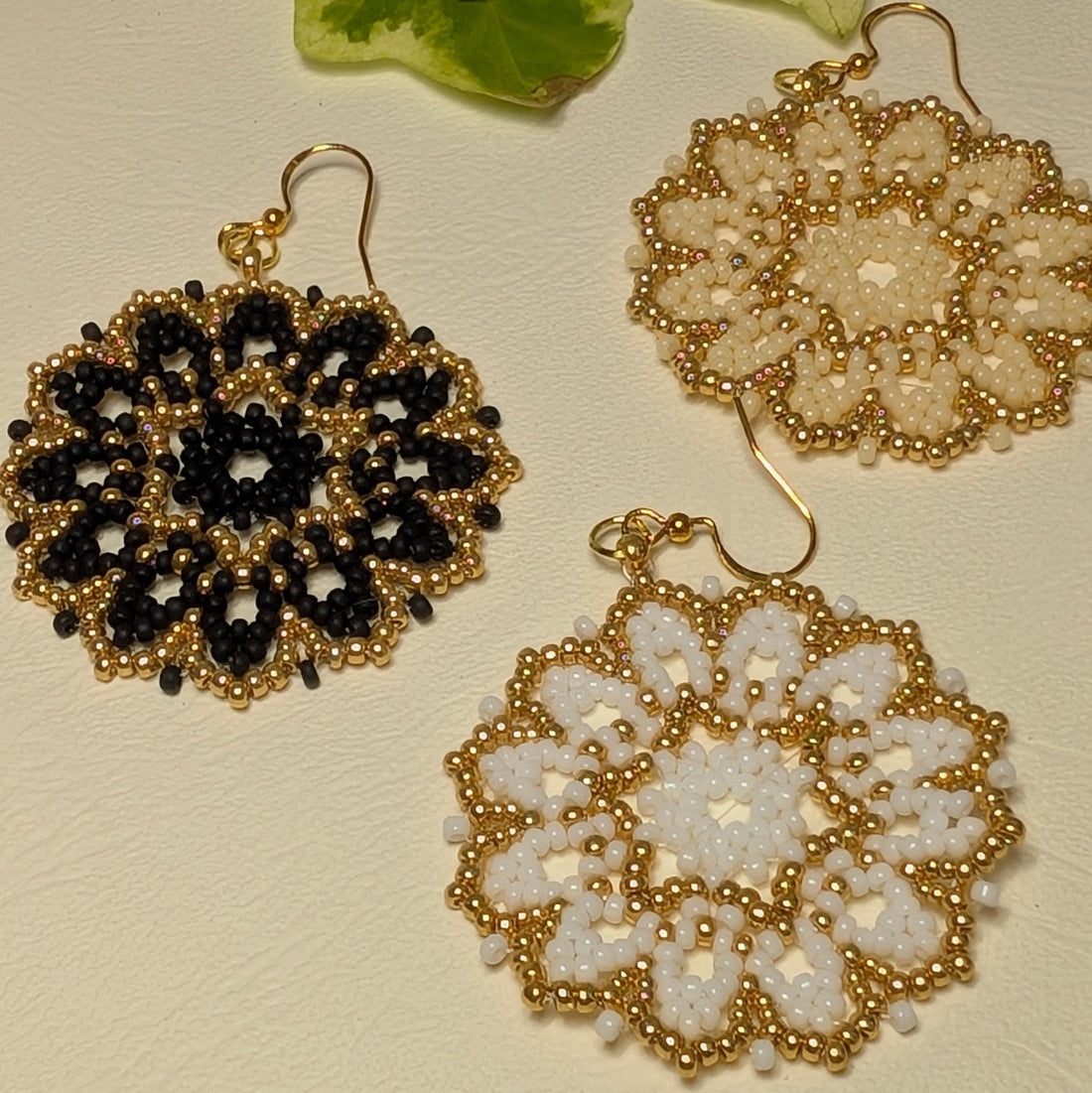 Come abbinare i gioielli all’outfit: guida pratica per evitare errori e valorizzare il look - Petali e passioni Bijoux
