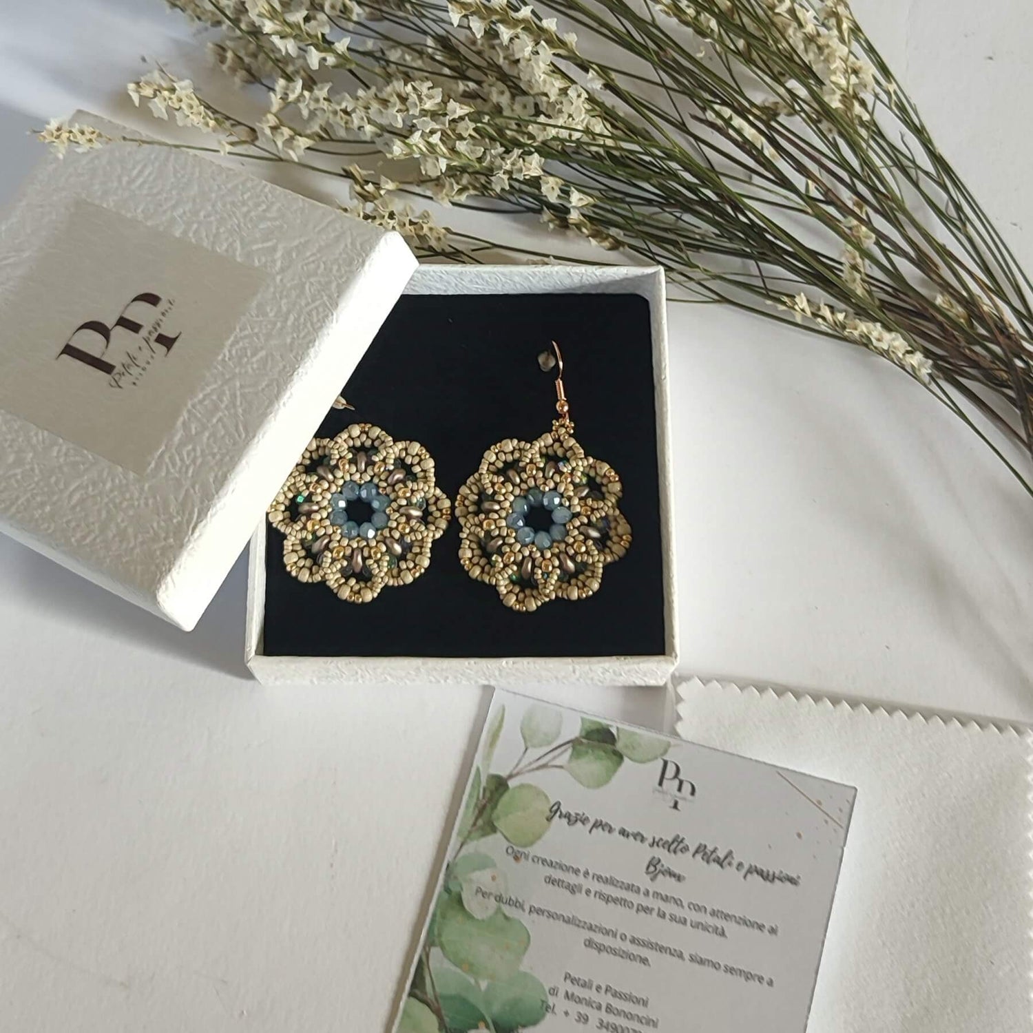 Orecchini con perline e cristalli - Petali e passioni Bijoux