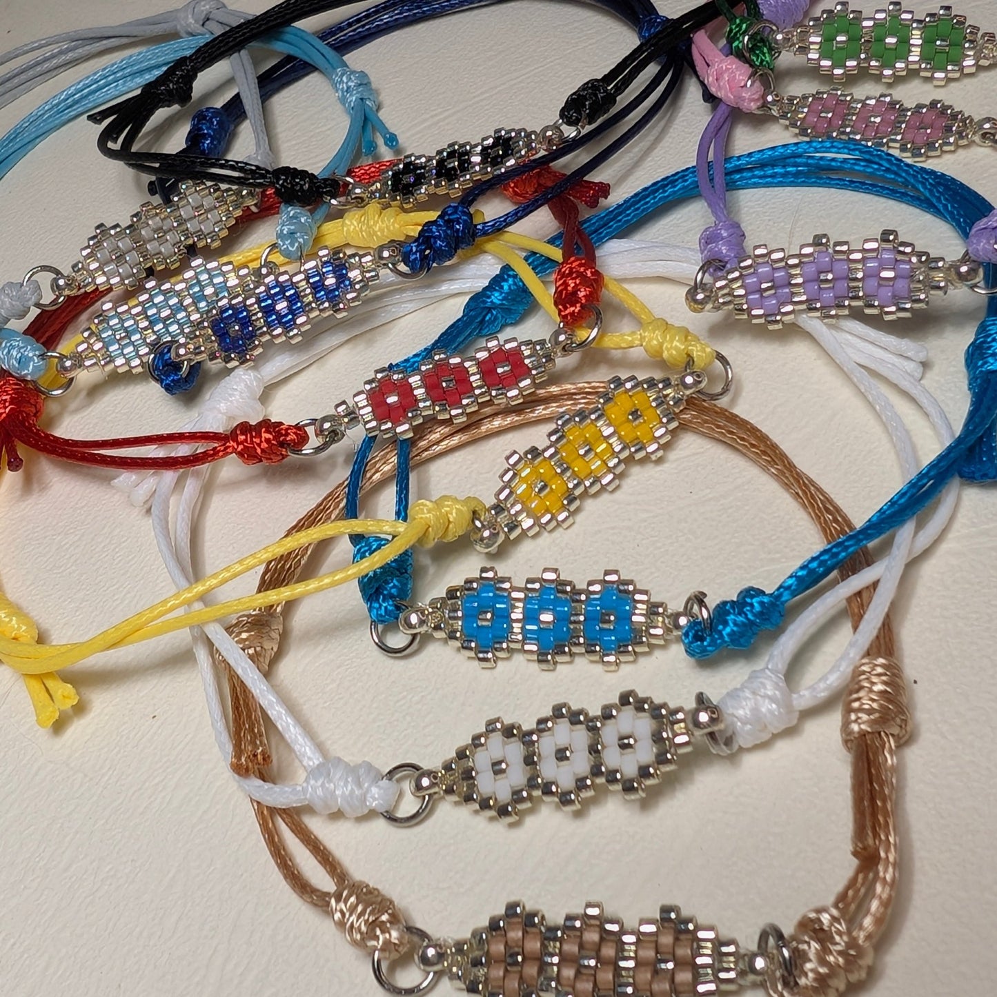 Bracciali a cordino colorati