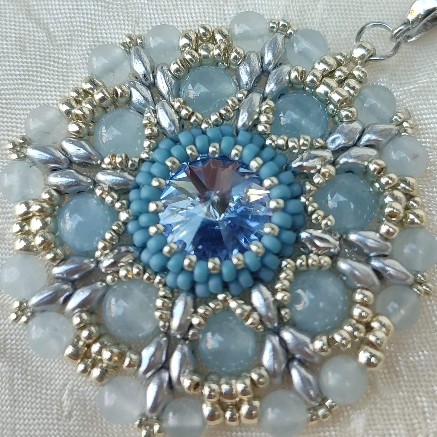 Collana con medaglione ANEMONE - Acquamarina, argento in vendita su Petali e Passioni Bijoux