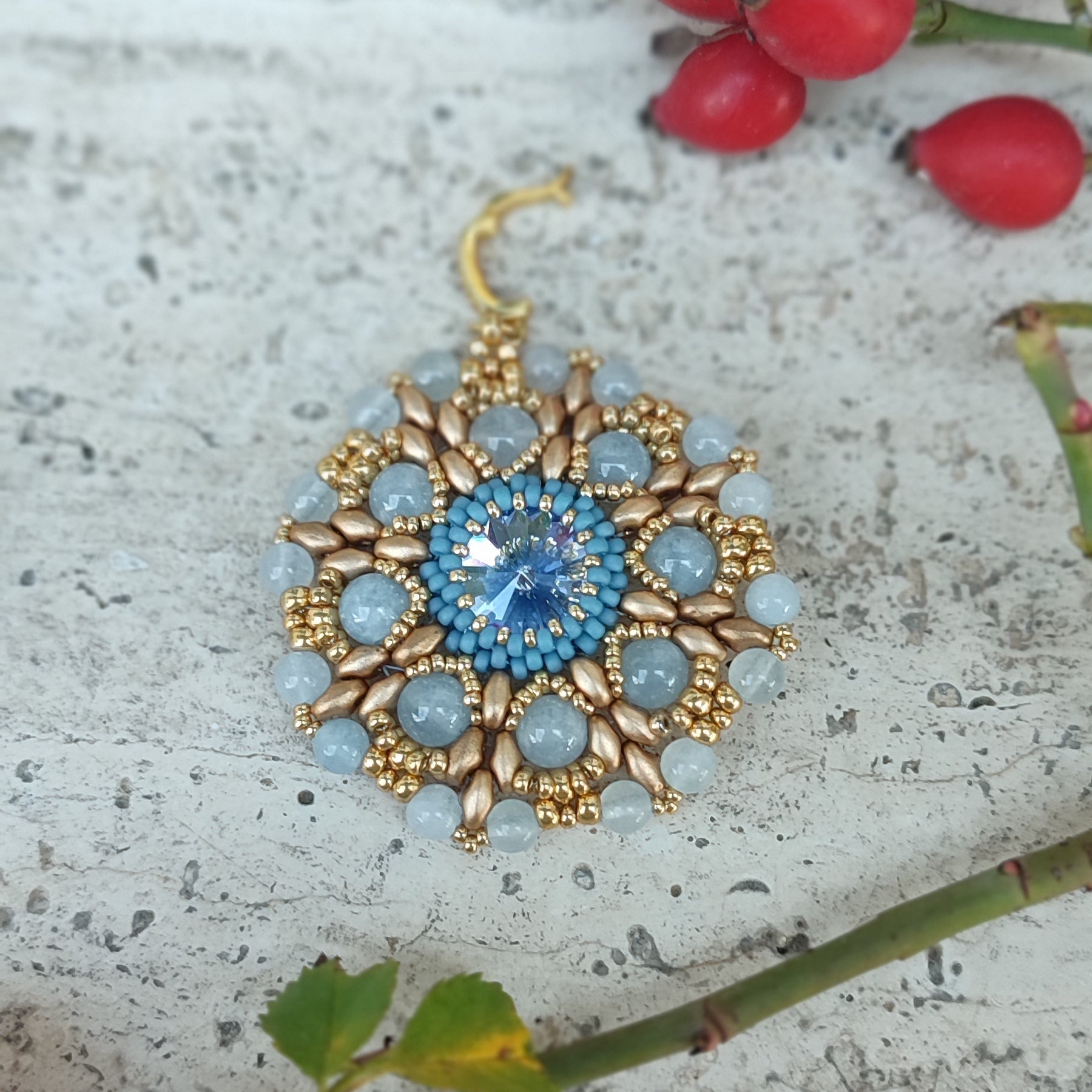 Collana con medaglione ANEMONE - Acquamarina, oro in vendita su Petali e Passioni Bijoux