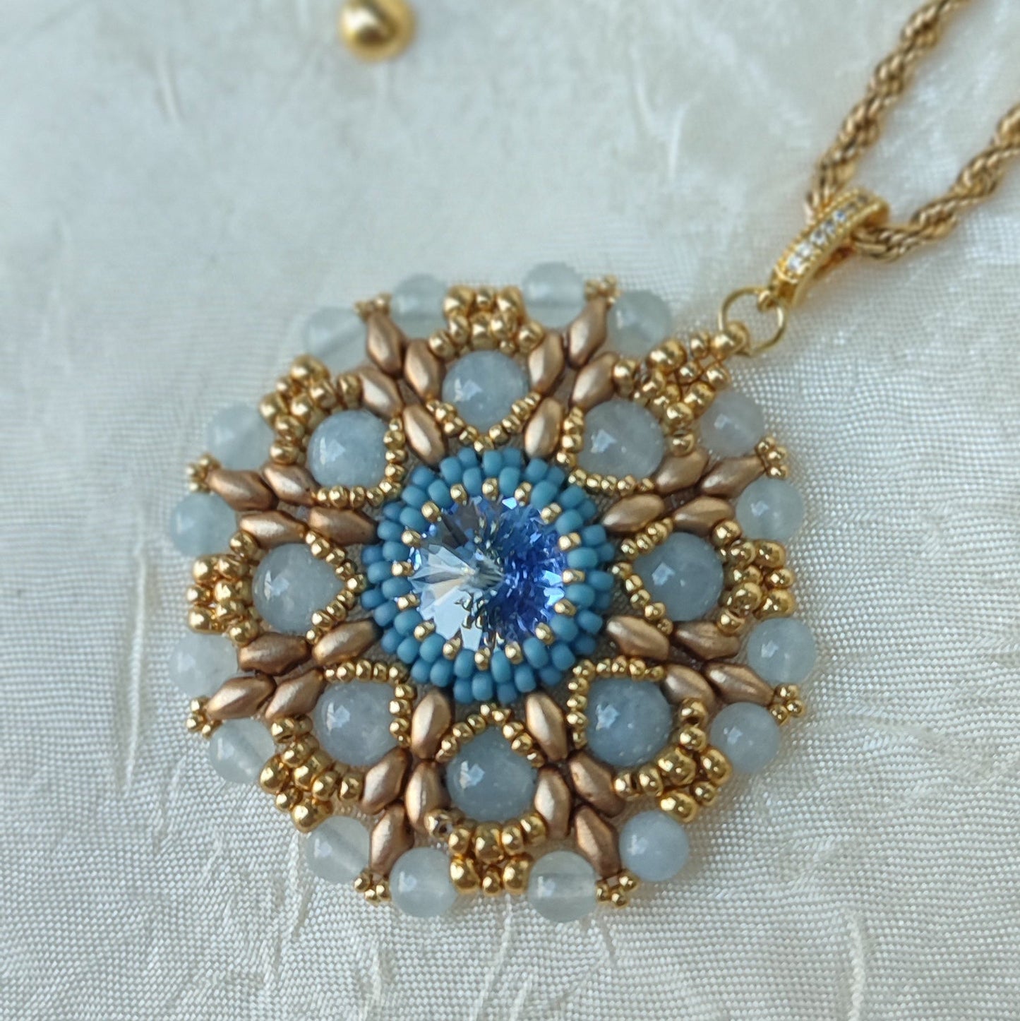 Collana con medaglione ANEMONE - Acquamarina, oro in vendita su Petali e Passioni Bijoux