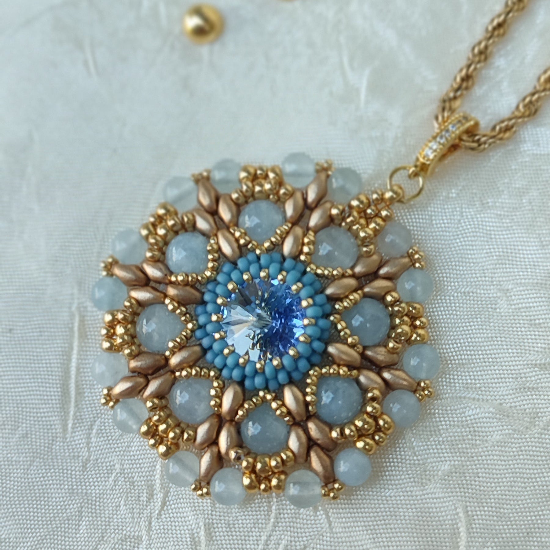 Collana con medaglione ANEMONE - Acquamarina, oro in vendita su Petali e Passioni Bijoux