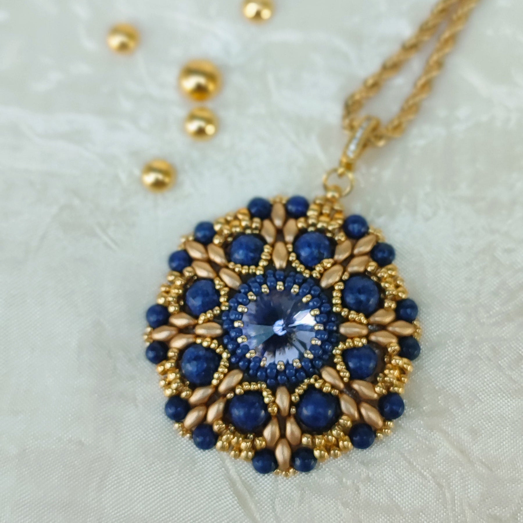 Collana con medaglione ANEMONE - Lapislazzuli in vendita su Petali e Passioni Bijoux