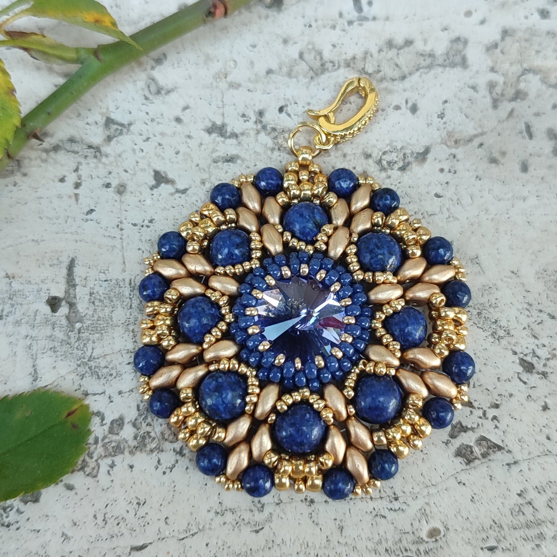 Collana con medaglione ANEMONE - Lapislazzuli in vendita su Petali e Passioni Bijoux